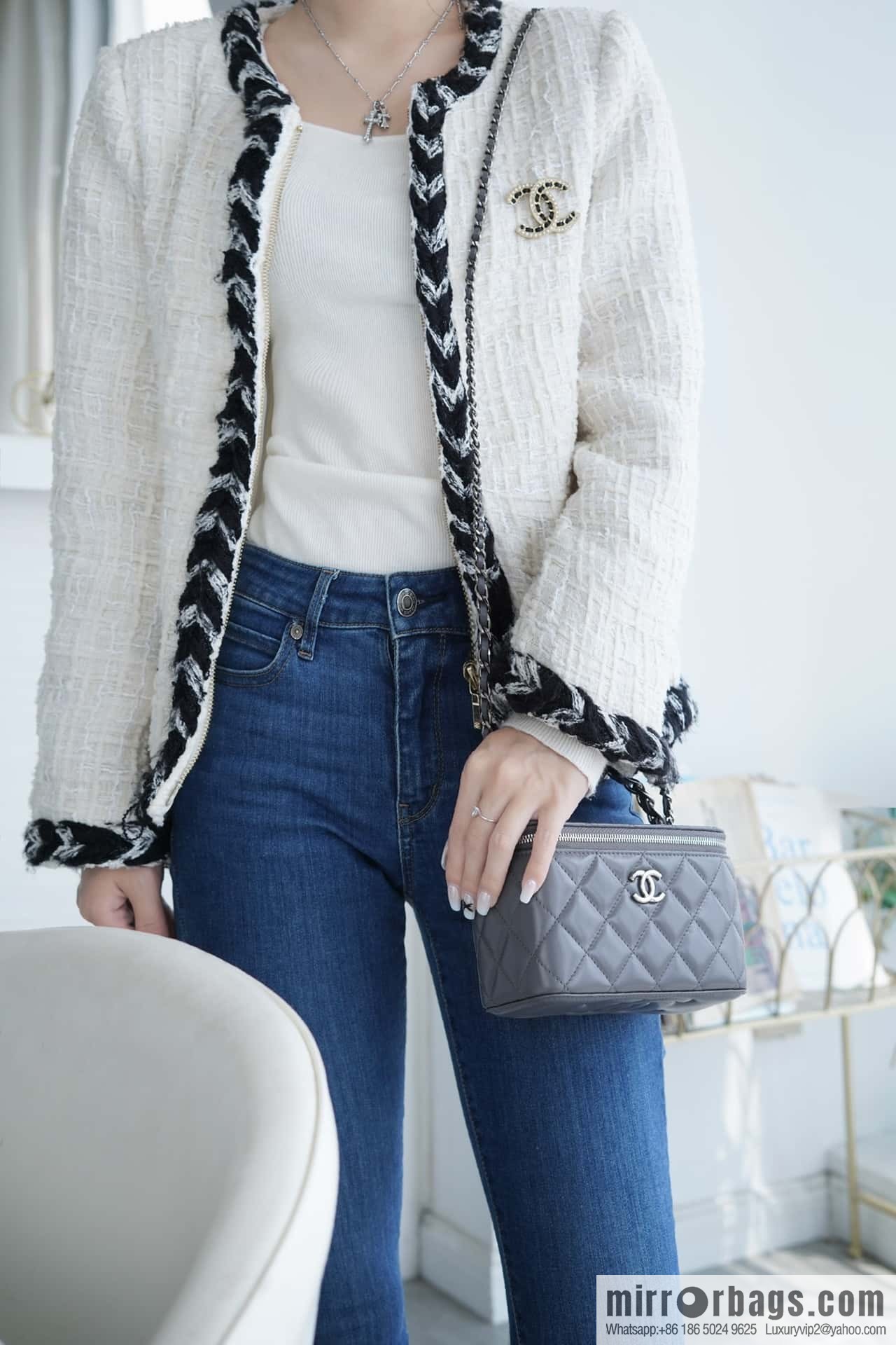 𝗖𝗛𝗔𝗡𝗘𝗟 𝟮𝟯𝗸 Rhinestone handle long box, dark grey 🔜 AP3593