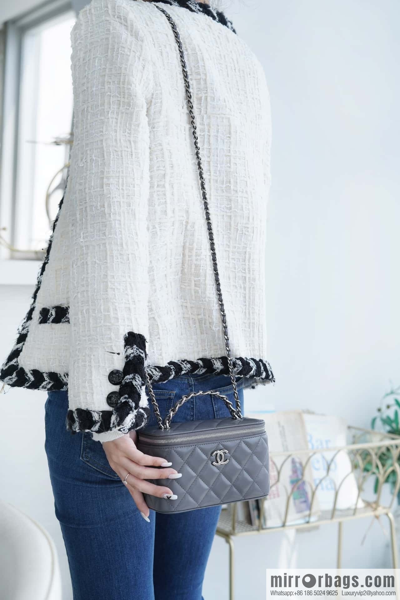 𝗖𝗛𝗔𝗡𝗘𝗟 𝟮𝟯𝗸 Rhinestone handle long box, dark grey 🔜 AP3593