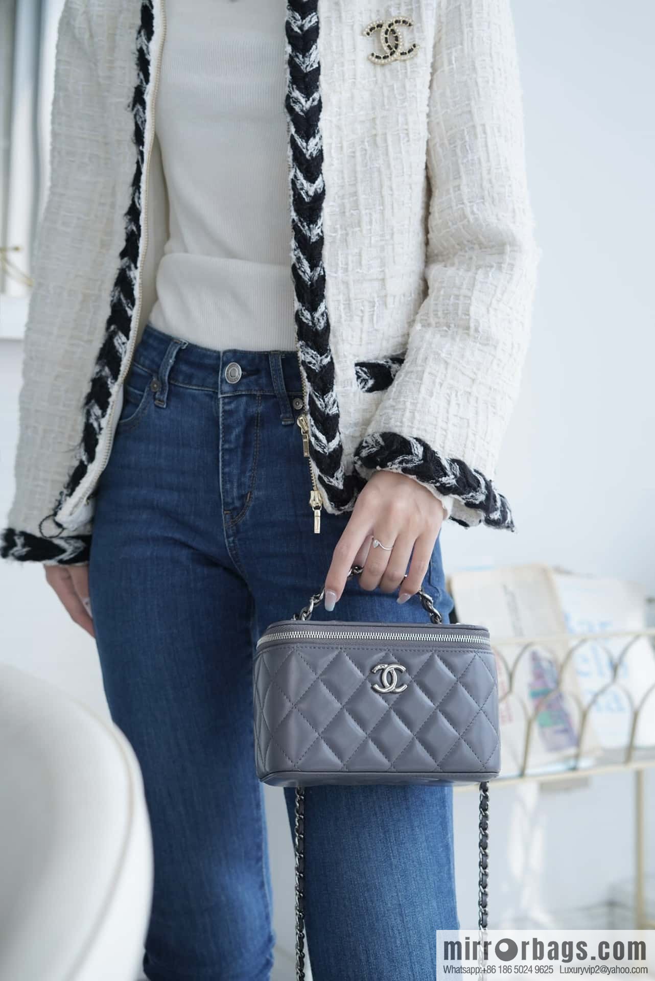 𝗖𝗛𝗔𝗡𝗘𝗟 𝟮𝟯𝗸 Rhinestone handle long box, dark grey 🔜 AP3593