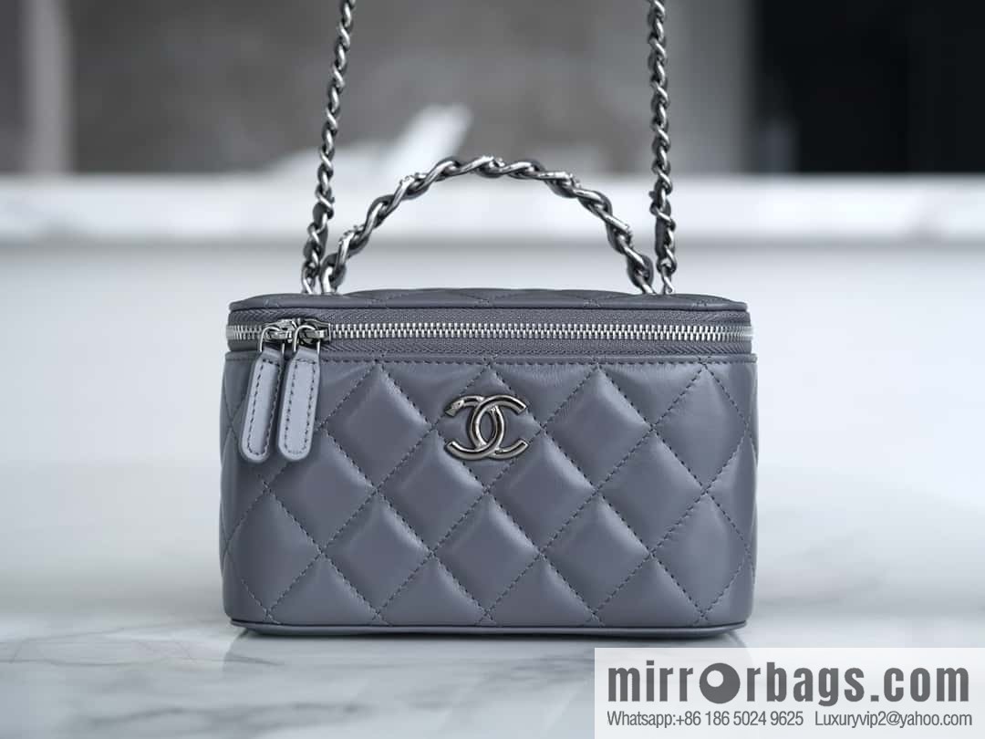 𝗖𝗛𝗔𝗡𝗘𝗟 𝟮𝟯𝗸 Rhinestone handle long box, dark grey 🔜 AP3593