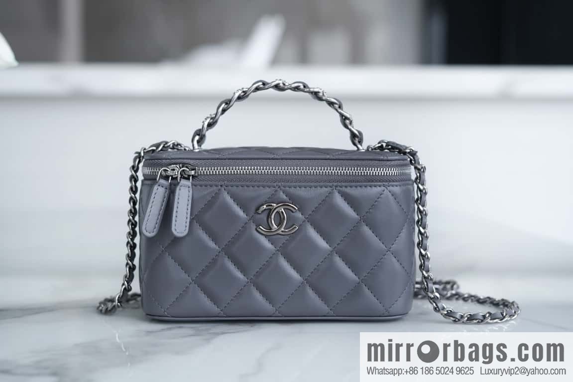 𝗖𝗛𝗔𝗡𝗘𝗟 𝟮𝟯𝗸 Rhinestone handle long box, dark grey 🔜 AP3593