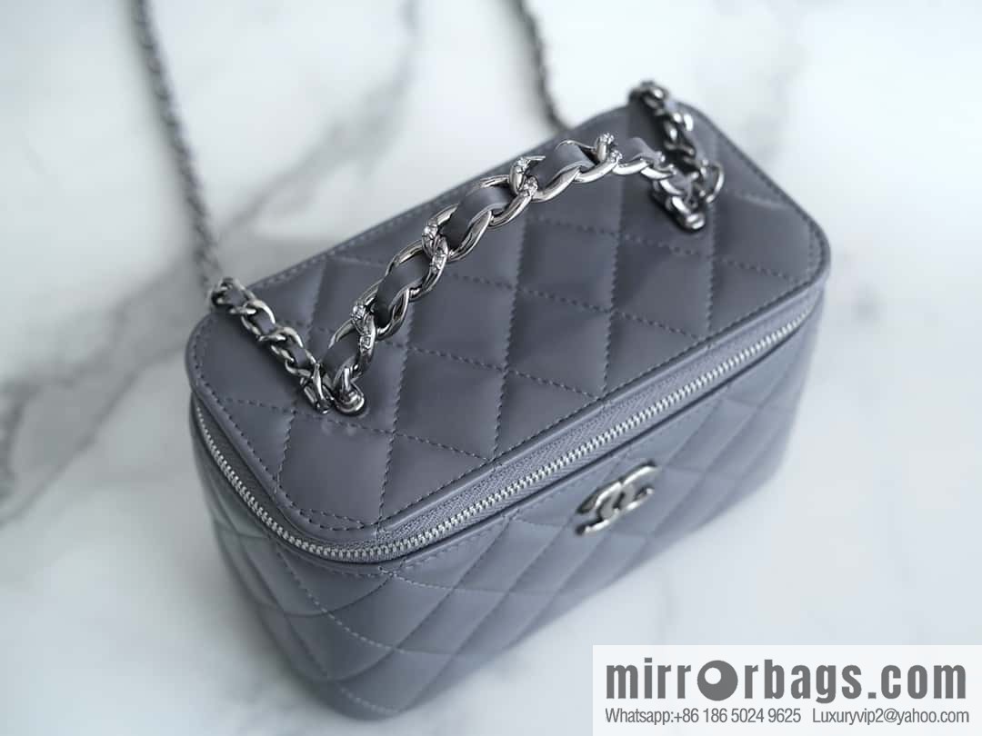 𝗖𝗛𝗔𝗡𝗘𝗟 𝟮𝟯𝗸 Rhinestone handle long box, dark grey 🔜 AP3593