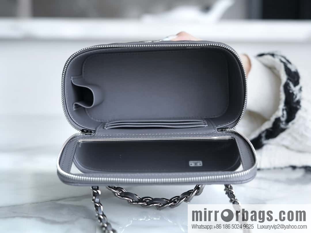 𝗖𝗛𝗔𝗡𝗘𝗟 𝟮𝟯𝗸 Rhinestone handle long box, dark grey 🔜 AP3593