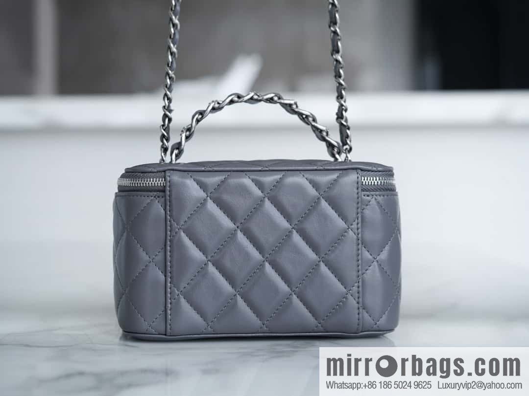 𝗖𝗛𝗔𝗡𝗘𝗟 𝟮𝟯𝗸 Rhinestone handle long box, dark grey 🔜 AP3593