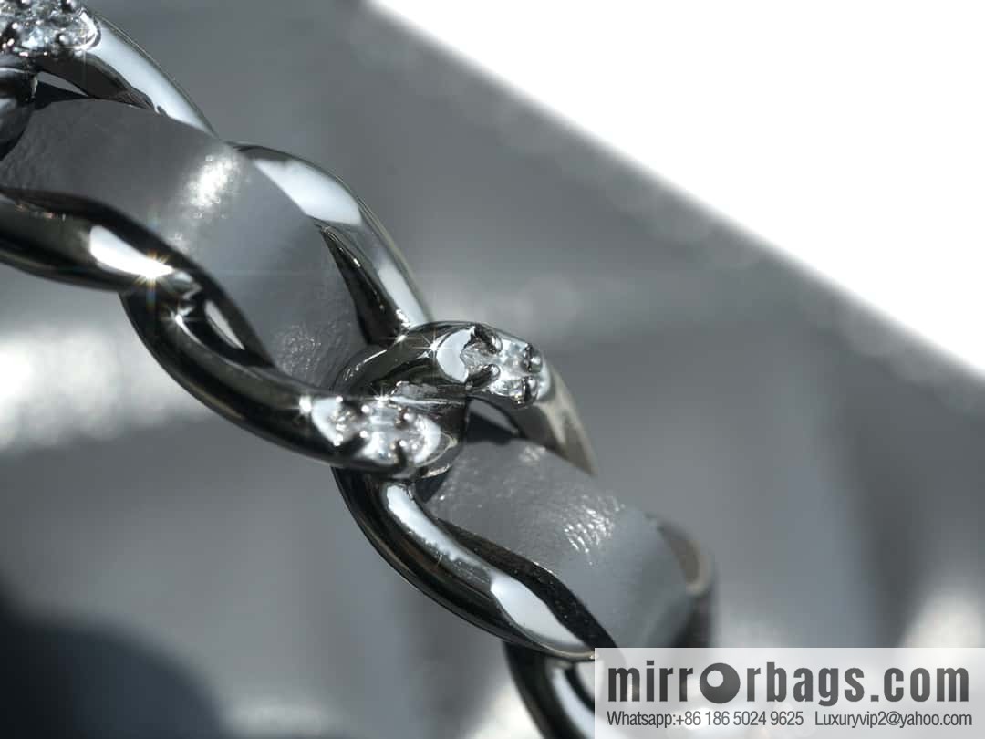 𝗖𝗛𝗔𝗡𝗘𝗟 𝟮𝟯𝗸 Rhinestone handle long box, dark grey 🔜 AP3593
