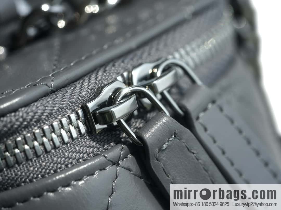 𝗖𝗛𝗔𝗡𝗘𝗟 𝟮𝟯𝗸 Rhinestone handle long box, dark grey 🔜 AP3593