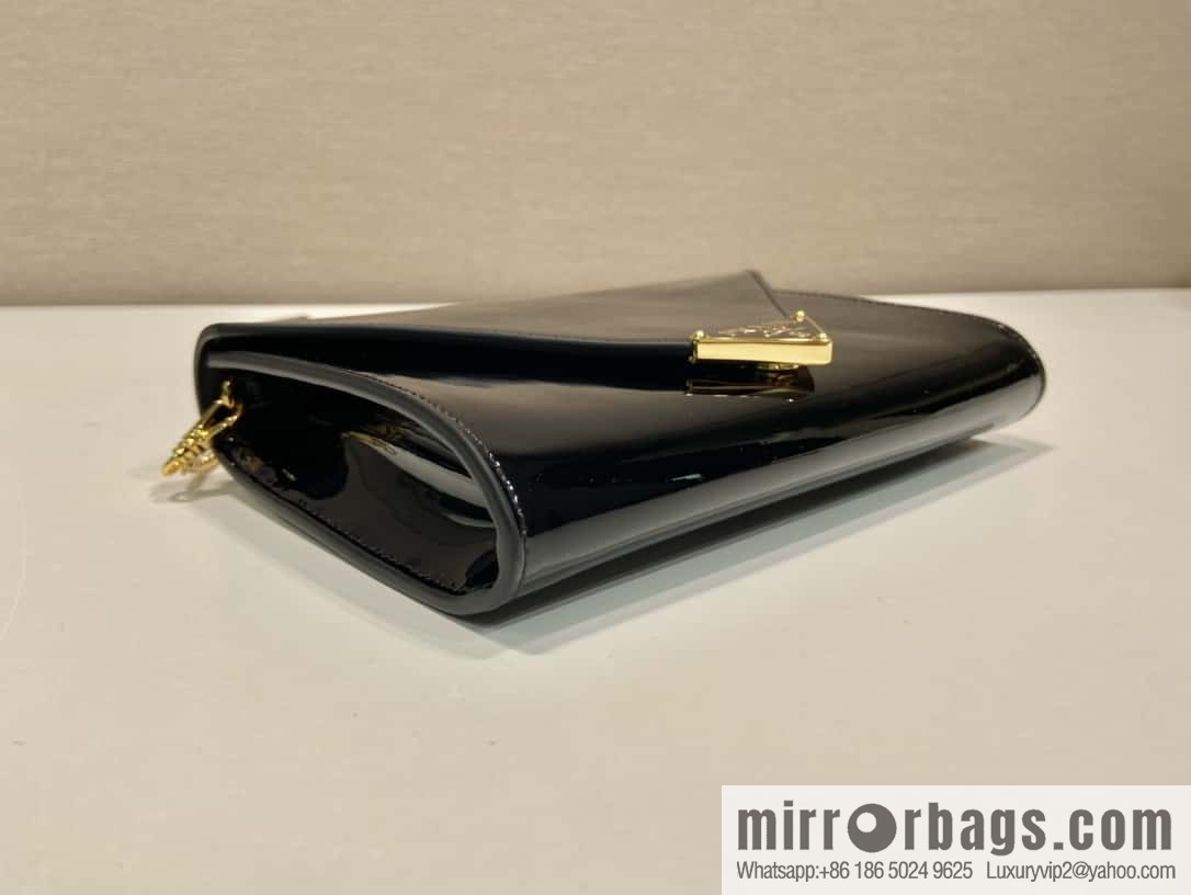 PRADA 🎉 patent leather envelope bag 🎉 1Bp051 handbag black