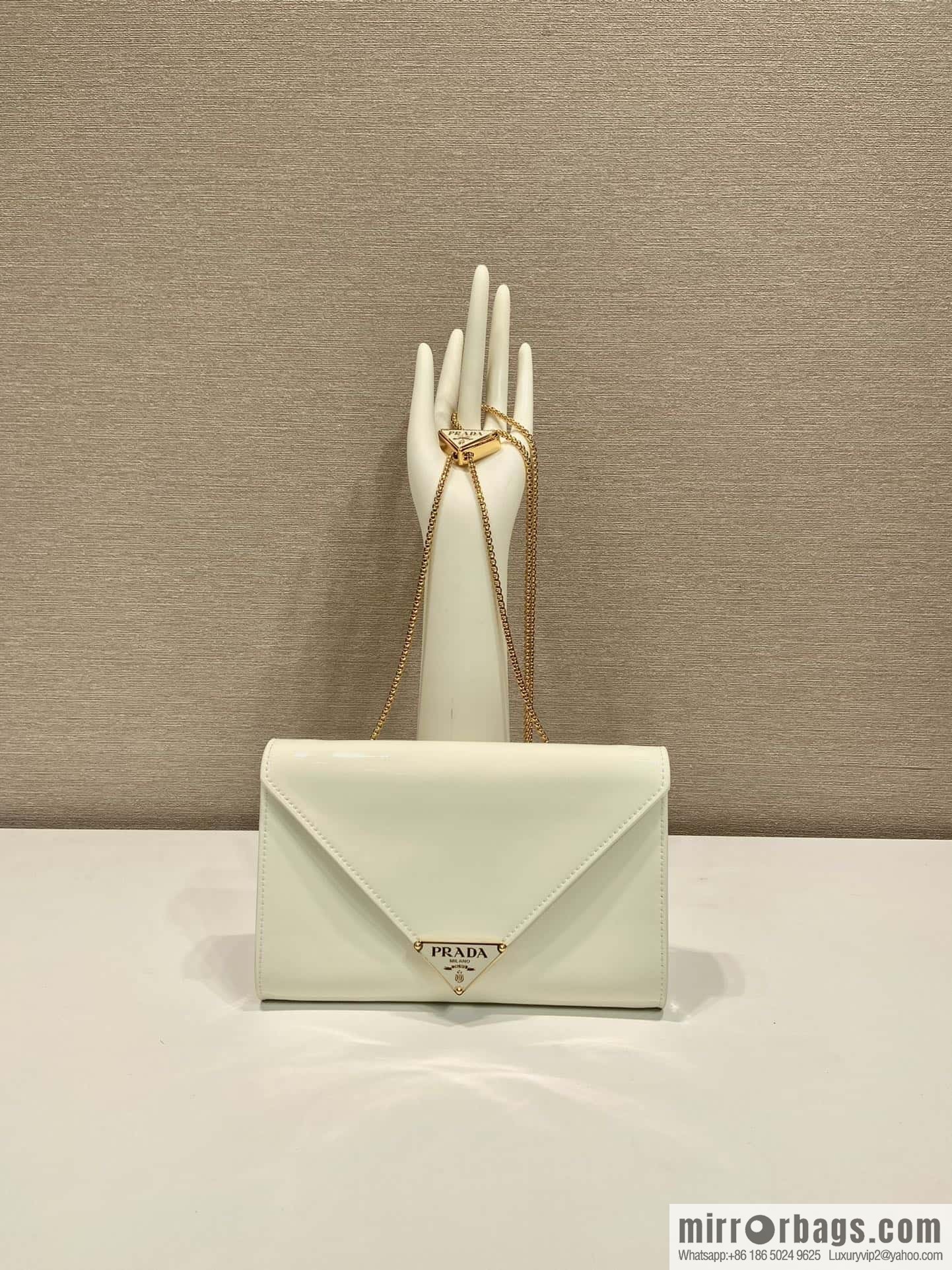 PRADA 🎉 patent leather envelope bag 🎉 1Bp051 handbag, white