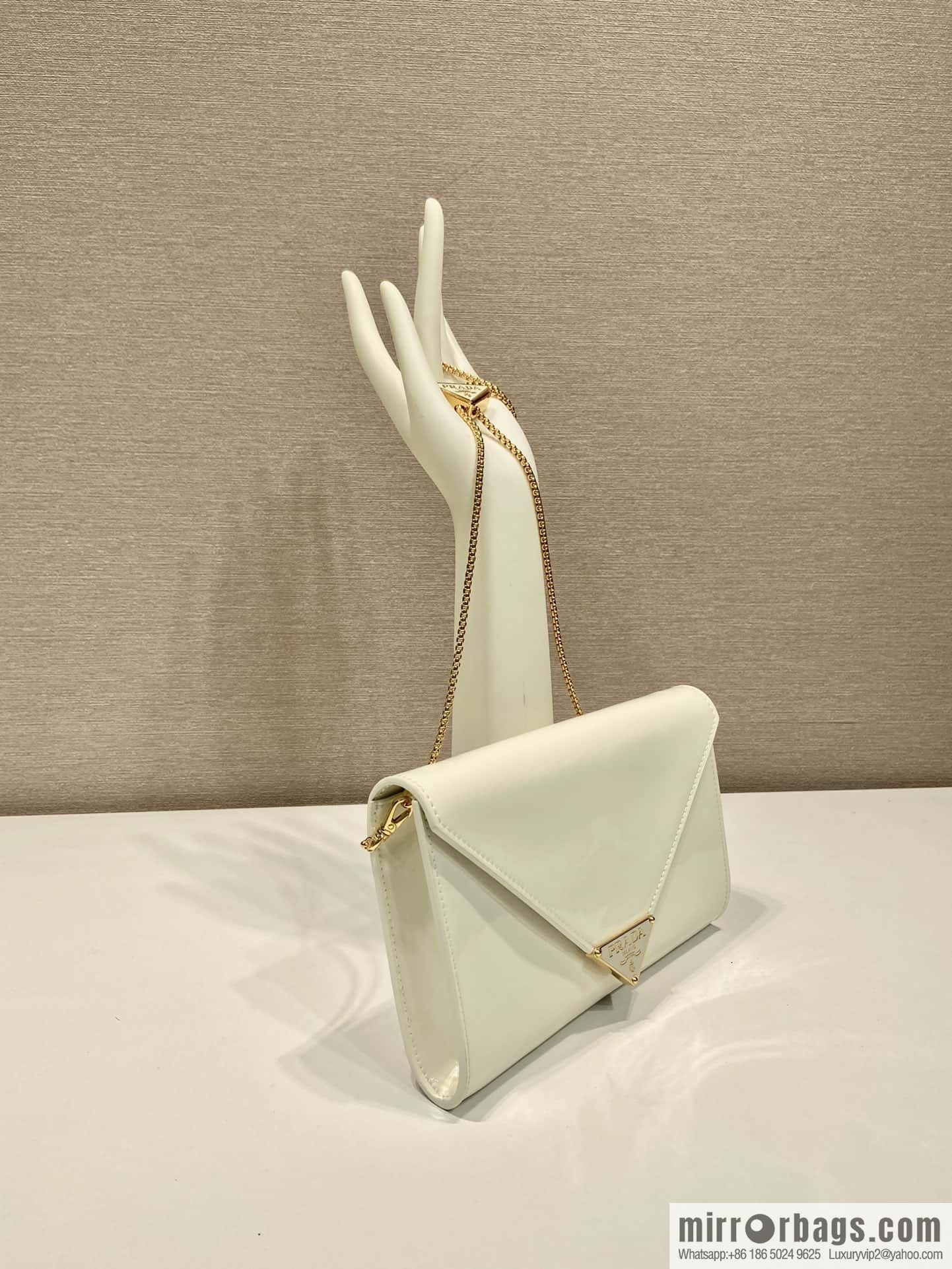 PRADA 🎉 patent leather envelope bag 🎉 1Bp051 handbag, white