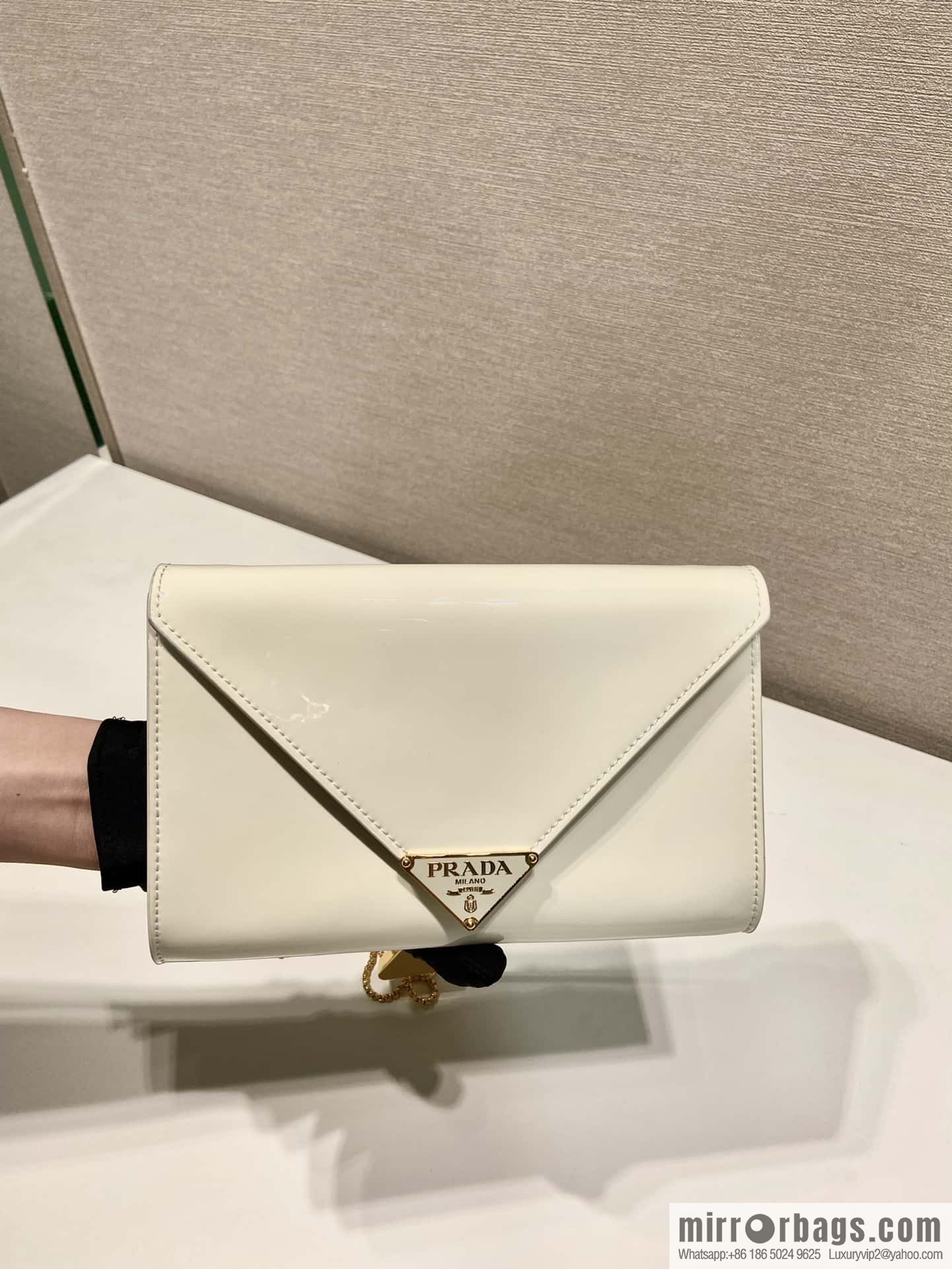 PRADA 🎉 patent leather envelope bag 🎉 1Bp051 handbag, white