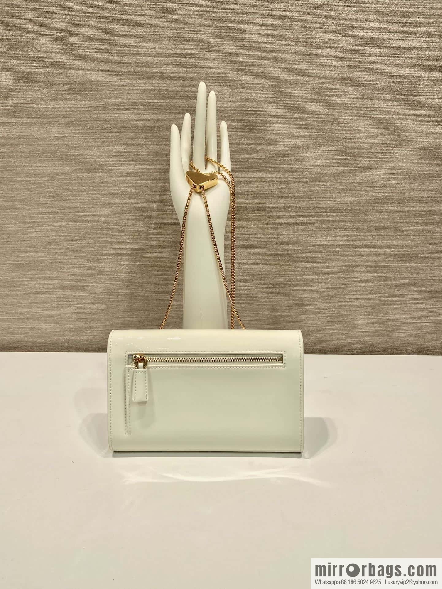 PRADA 🎉 patent leather envelope bag 🎉 1Bp051 handbag, white