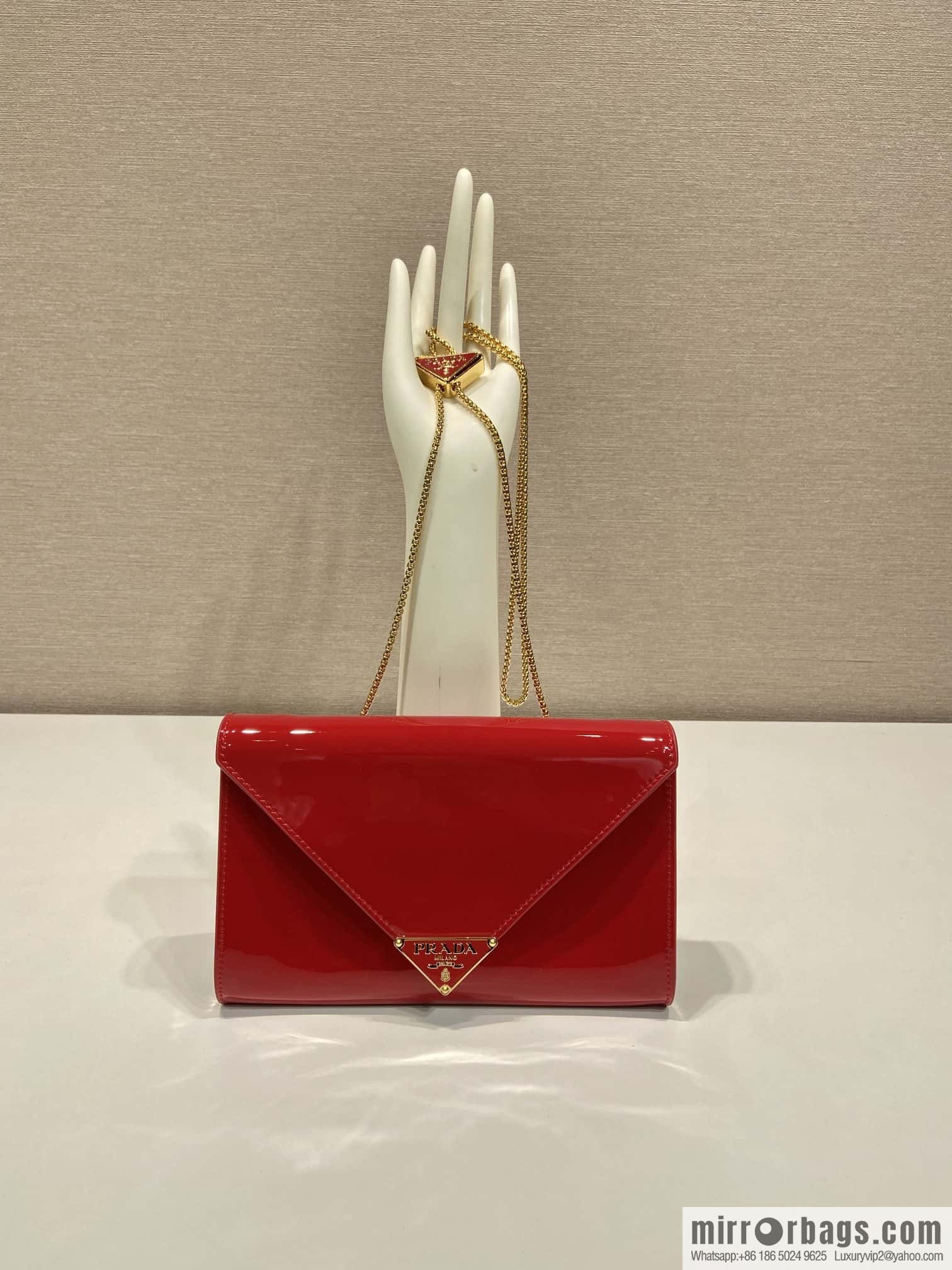 PRADA 🎉 patent leather envelope bag 🎉 1Bp051 handbag, red