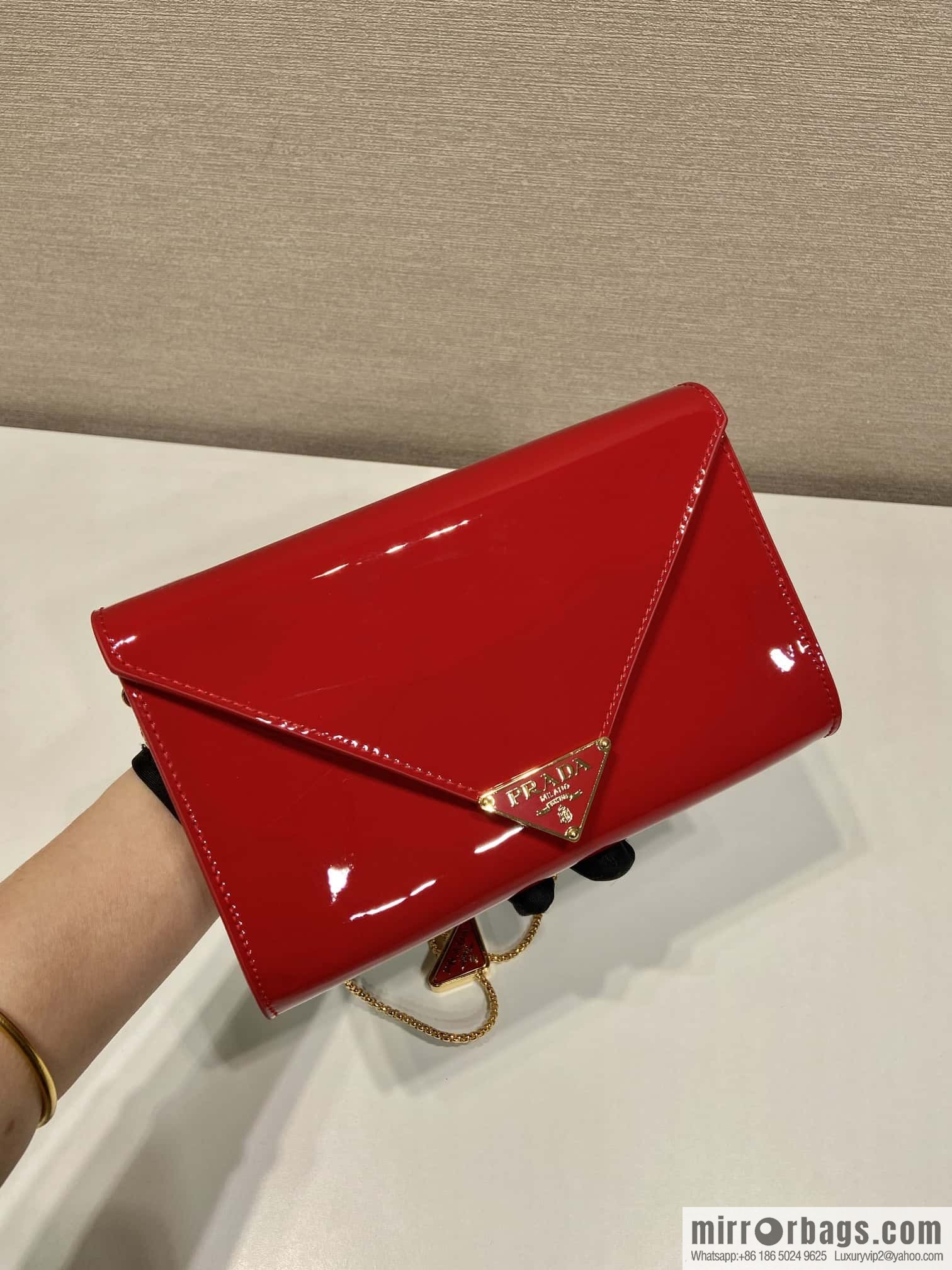 PRADA 🎉 patent leather envelope bag 🎉 1Bp051 handbag, red