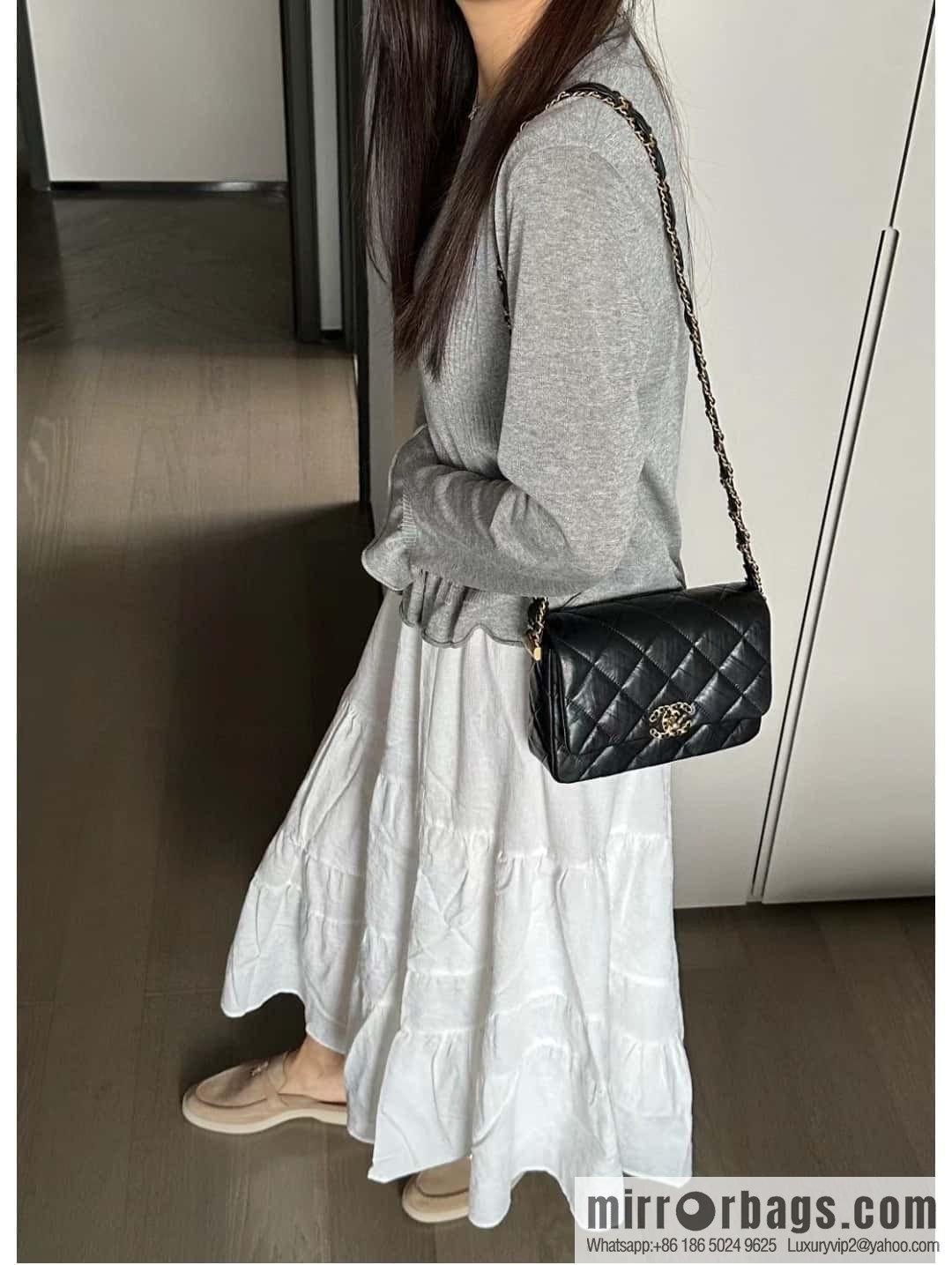 𝗖𝗛𝗔𝗡𝗘𝗟 23k autumn and winter series 19 wide shoulder strap cover bag AS4423 black