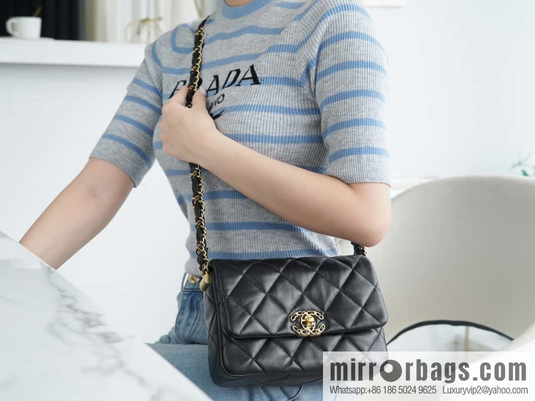 𝗖𝗛𝗔𝗡𝗘𝗟 23k autumn and winter series 19 wide shoulder strap cover bag AS4423 black