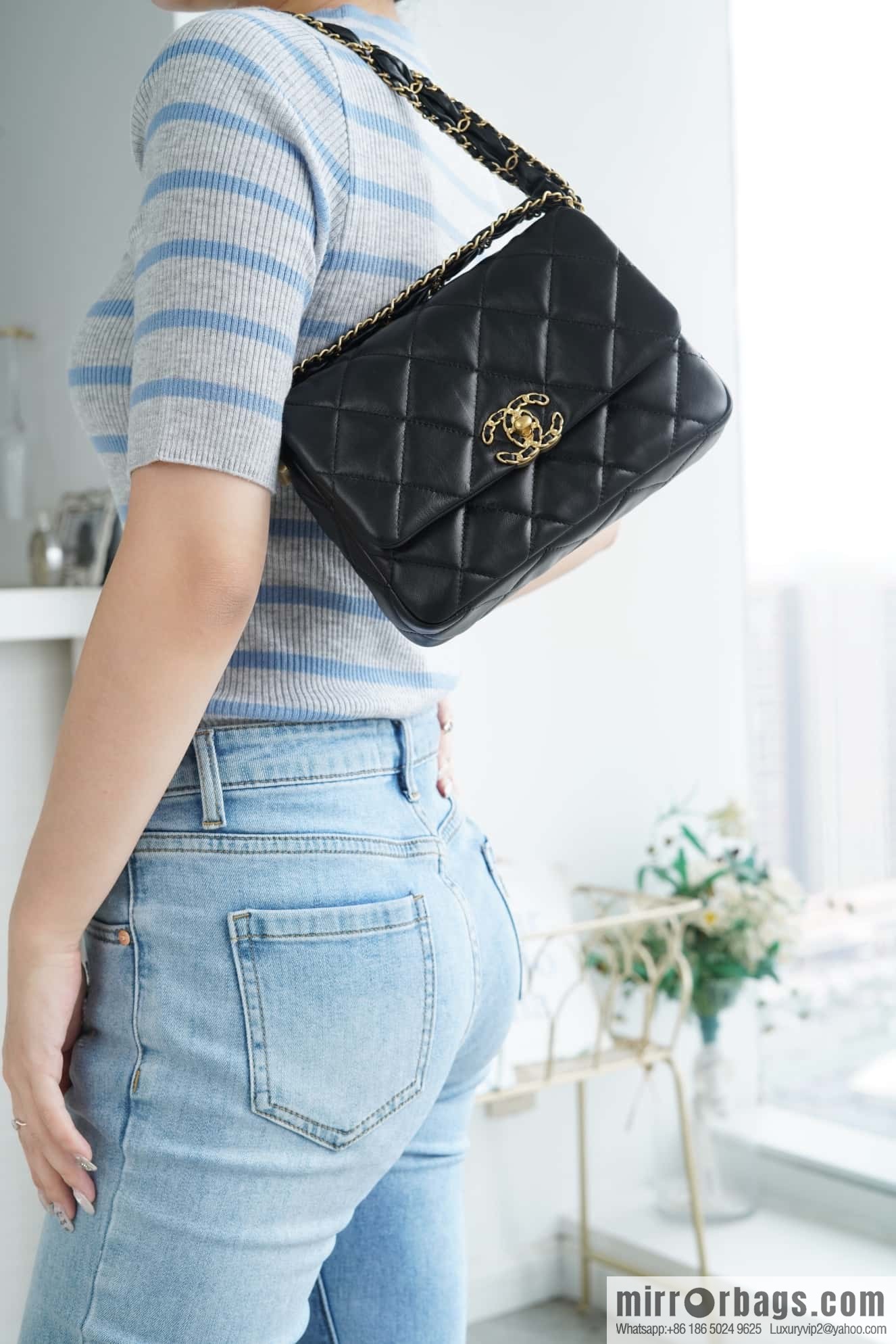 𝗖𝗛𝗔𝗡𝗘𝗟 23k autumn and winter series 19 wide shoulder strap cover bag AS4423 black