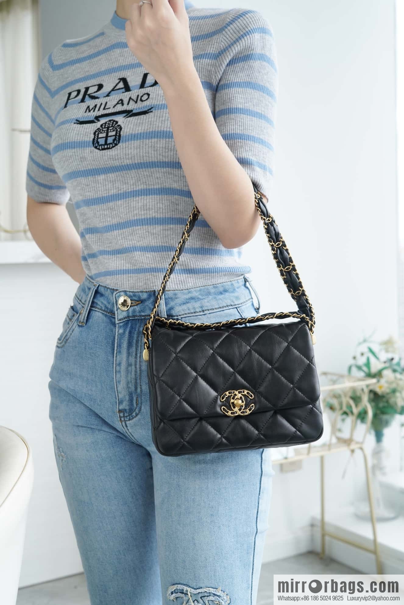 𝗖𝗛𝗔𝗡𝗘𝗟 23k autumn and winter series 19 wide shoulder strap cover bag AS4423 black