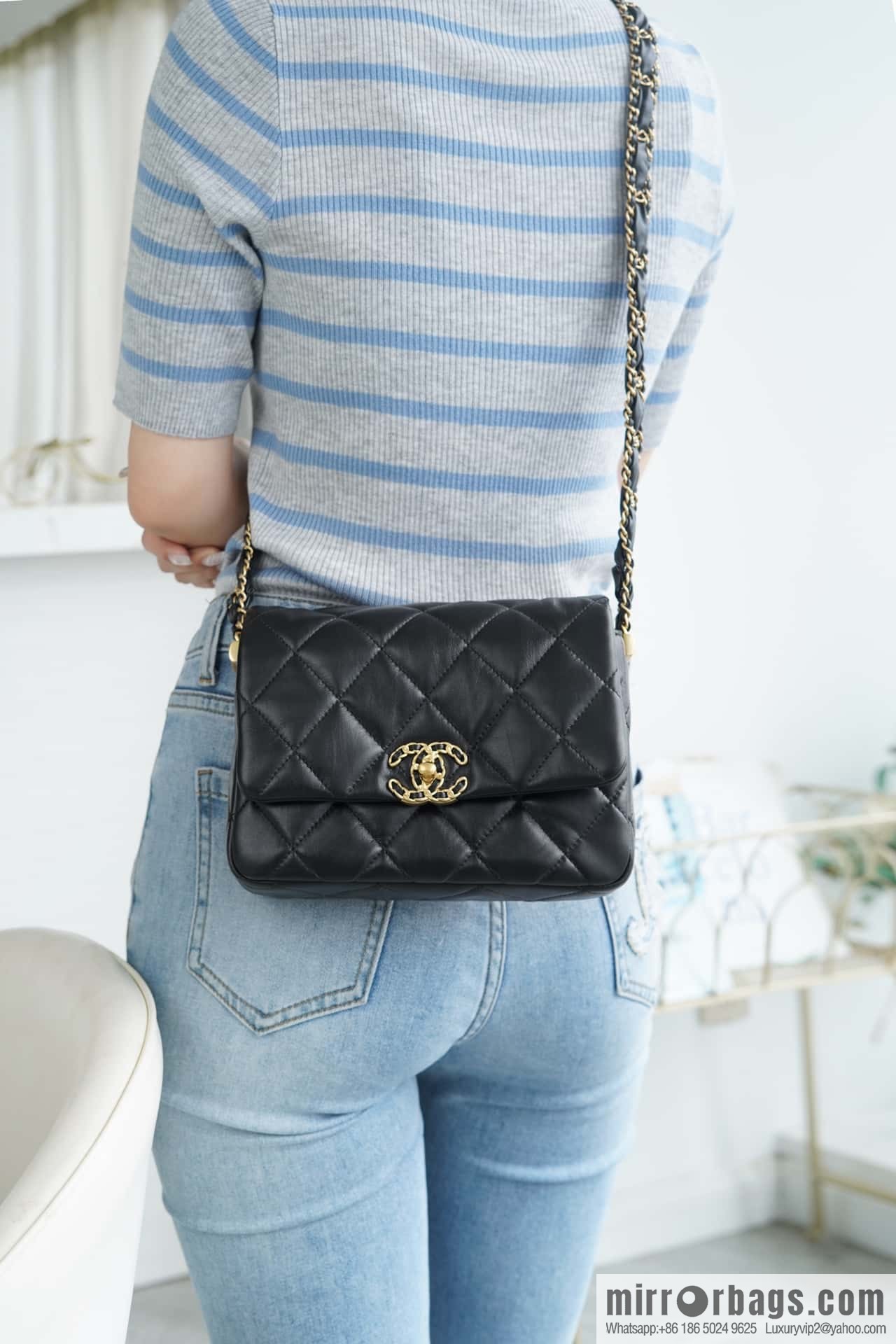𝗖𝗛𝗔𝗡𝗘𝗟 23k autumn and winter series 19 wide shoulder strap cover bag AS4423 black