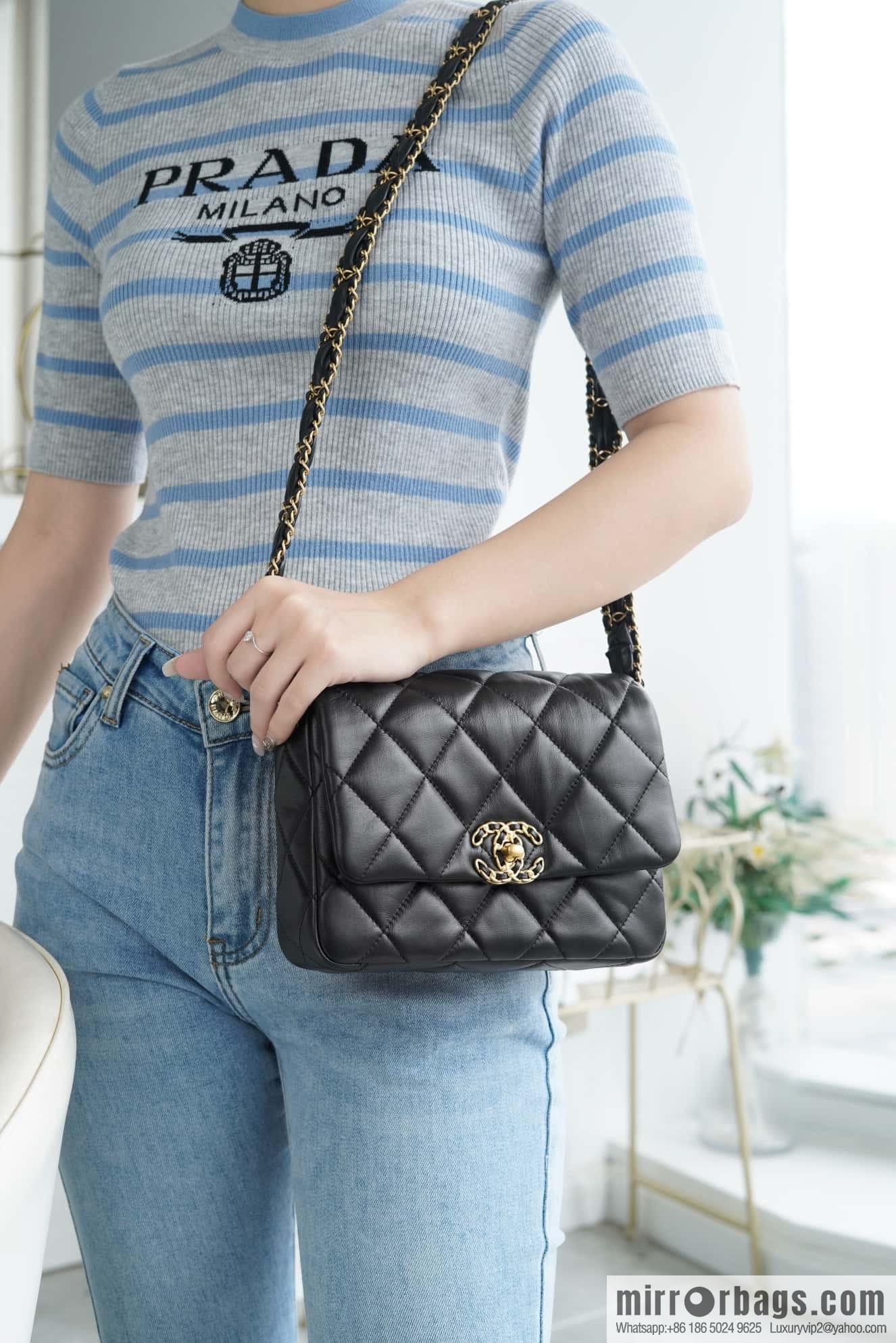 𝗖𝗛𝗔𝗡𝗘𝗟 23k autumn and winter series 19 wide shoulder strap cover bag AS4423 black