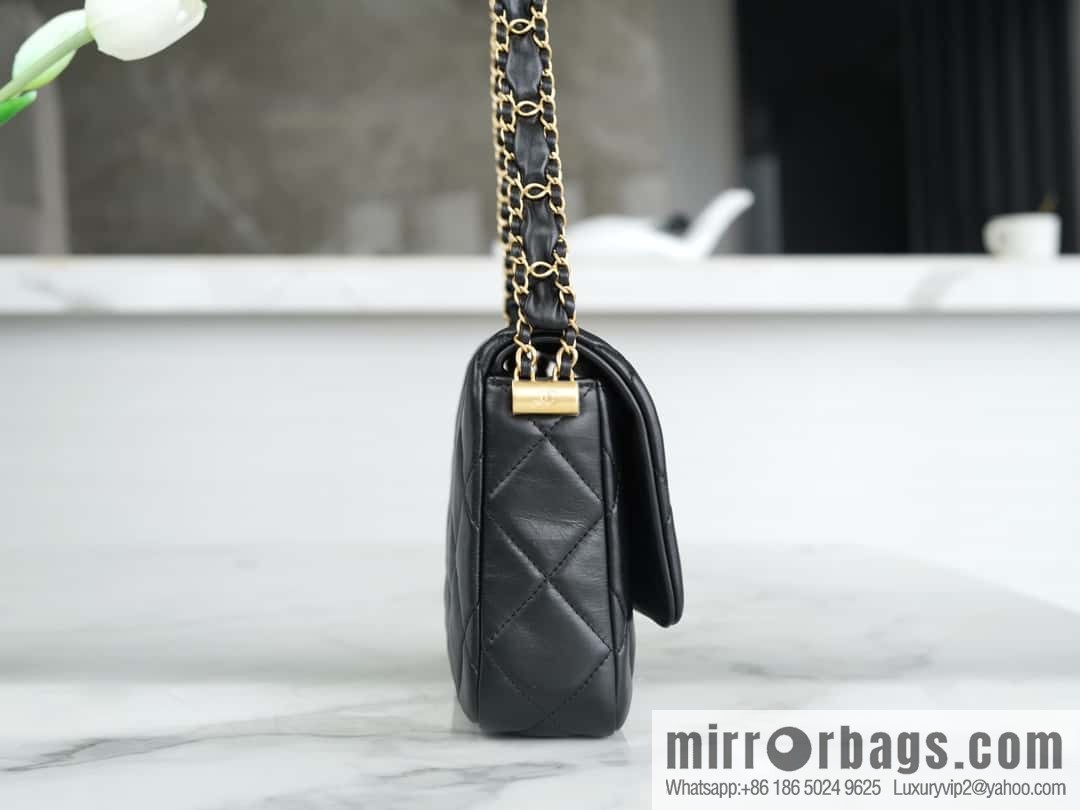 𝗖𝗛𝗔𝗡𝗘𝗟 23k autumn and winter series 19 wide shoulder strap cover bag AS4423 black