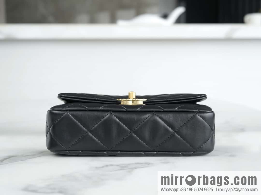 𝗖𝗛𝗔𝗡𝗘𝗟 23k autumn and winter series 19 wide shoulder strap cover bag AS4423 black