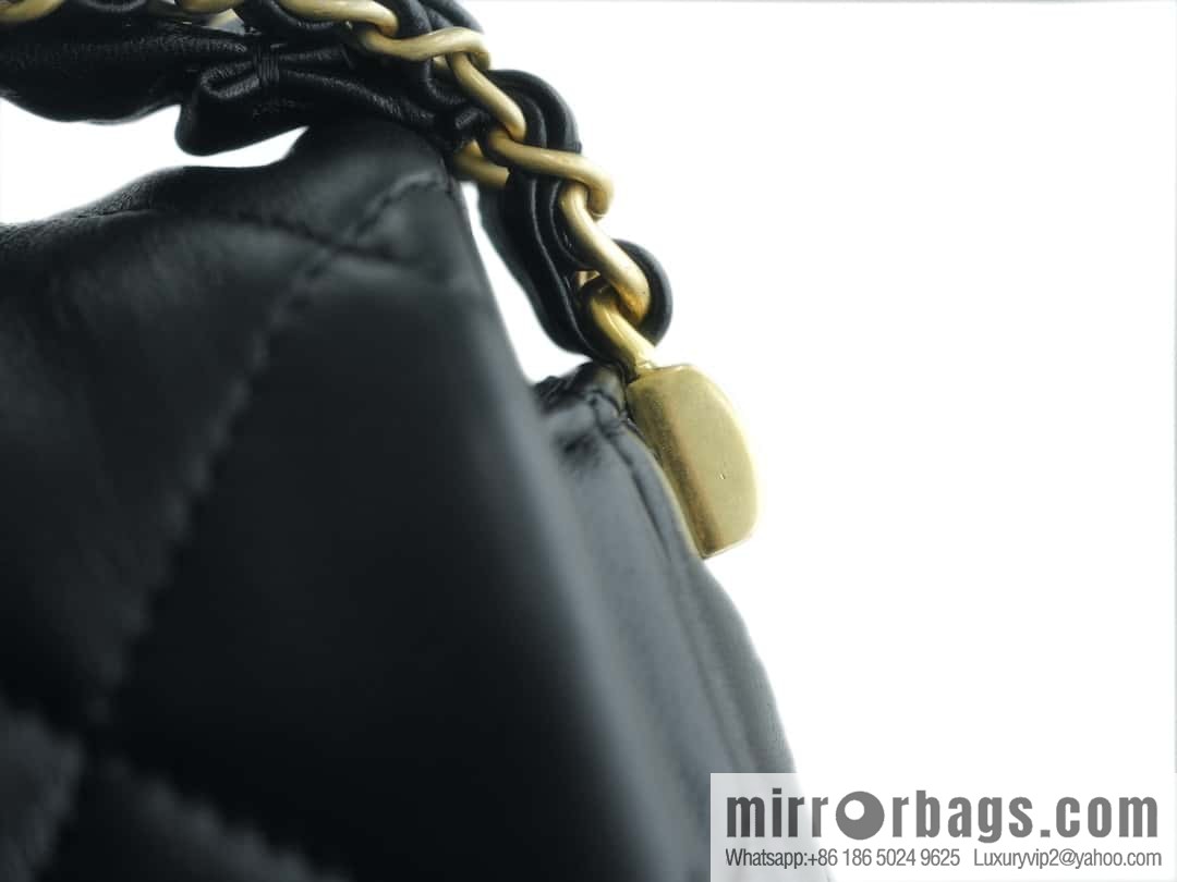 𝗖𝗛𝗔𝗡𝗘𝗟 23k autumn and winter series 19 wide shoulder strap cover bag AS4423 black