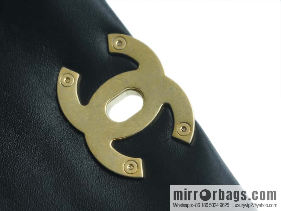 𝗖𝗛𝗔𝗡𝗘𝗟 23k autumn and winter series 19 wide shoulder strap cover bag AS4423 black