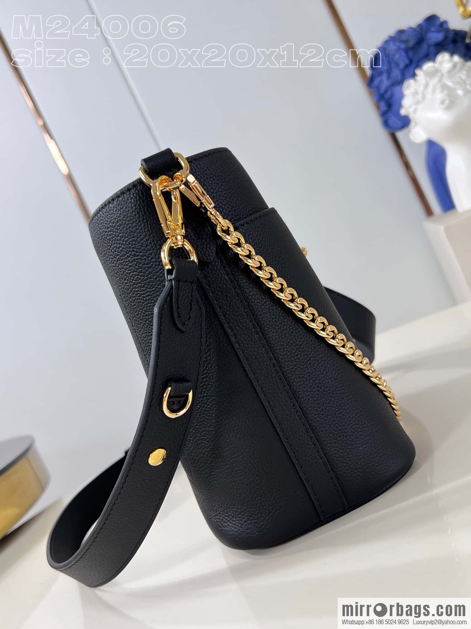 LV M24006 LOCK AND WALK BAG