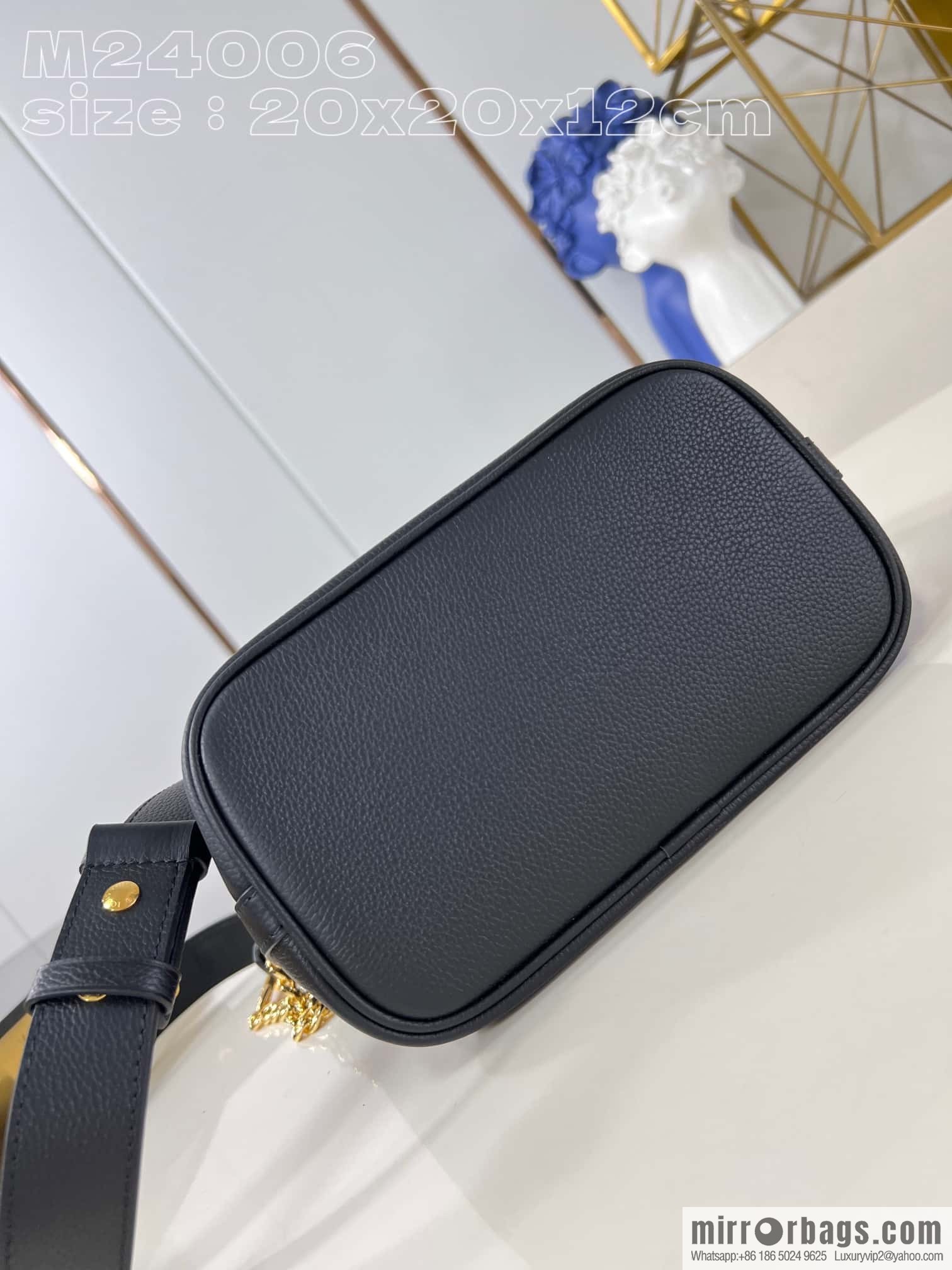 LV M24006 LOCK AND WALK BAG