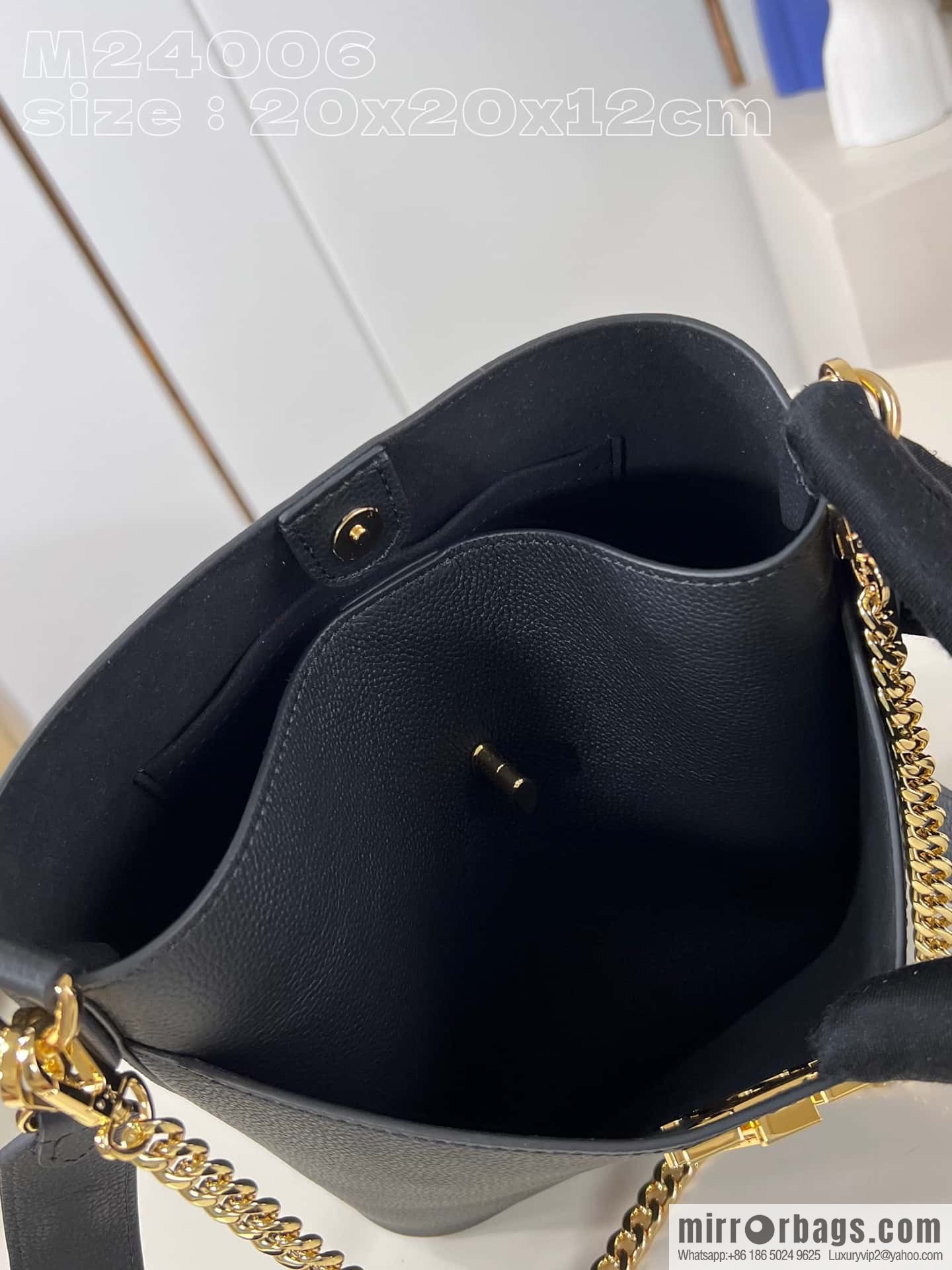 LV M24006 LOCK AND WALK BAG