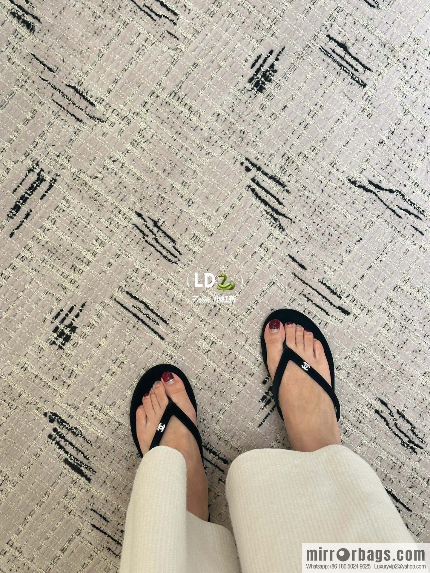 CHANEL Xiaoxiang spring and summer velvet, double C rhinestone buckle flip-flop slippers