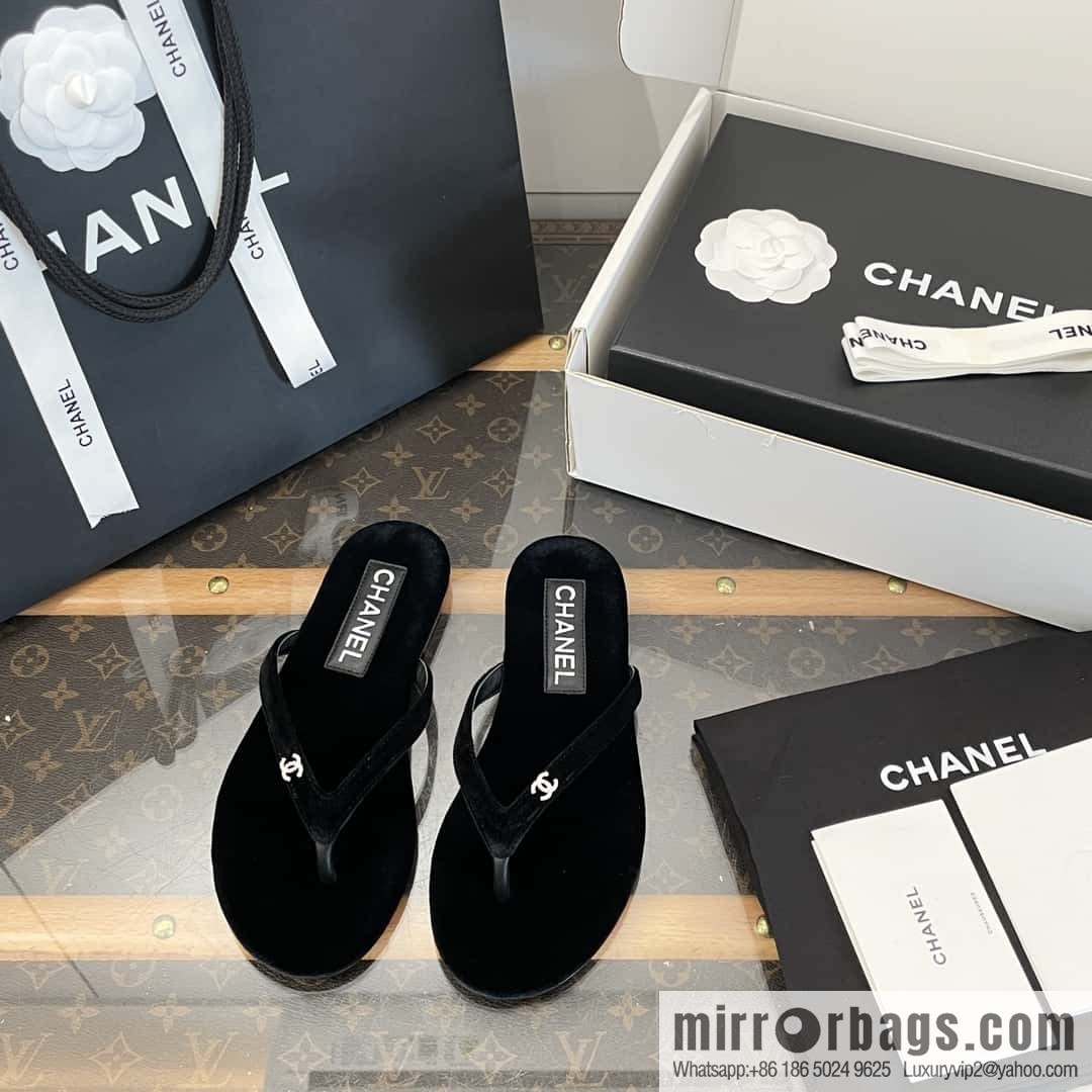 CHANEL Xiaoxiang spring and summer velvet, double C rhinestone buckle flip-flop slippers
