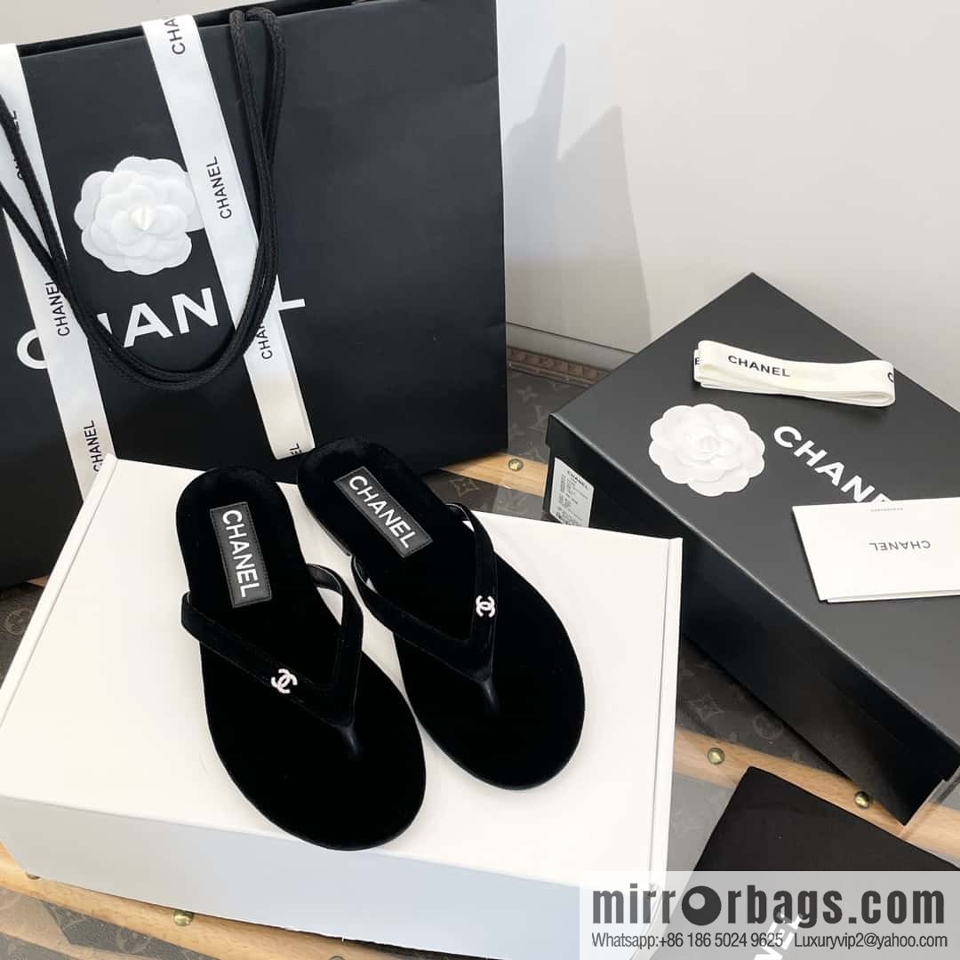 CHANEL Xiaoxiang spring and summer velvet, double C rhinestone buckle flip-flop slippers