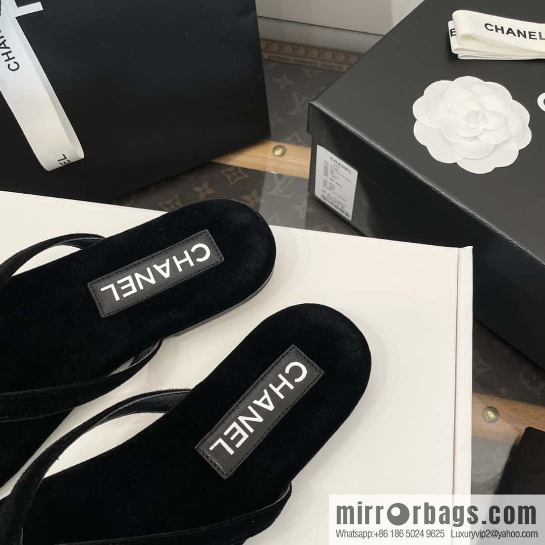 CHANEL Xiaoxiang spring and summer velvet, double C rhinestone buckle flip-flop slippers