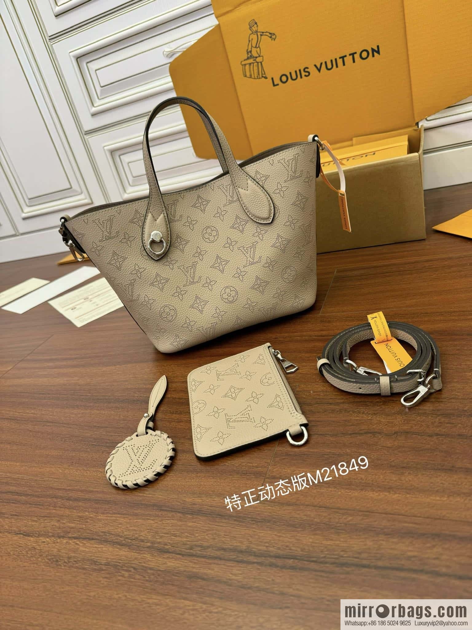 LV M21849 BLOSSOM Small handbag