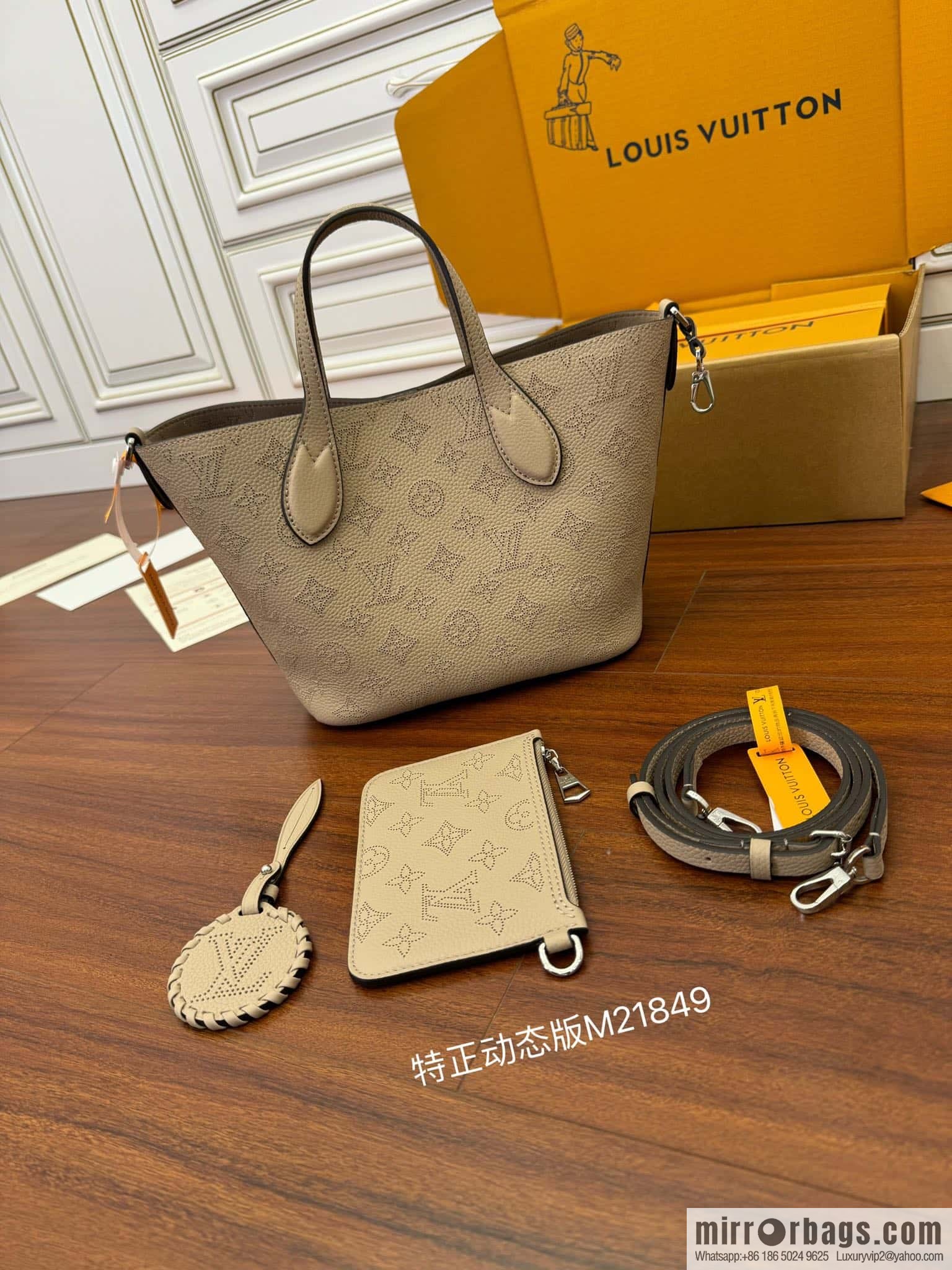 LV M21849 BLOSSOM Small handbag