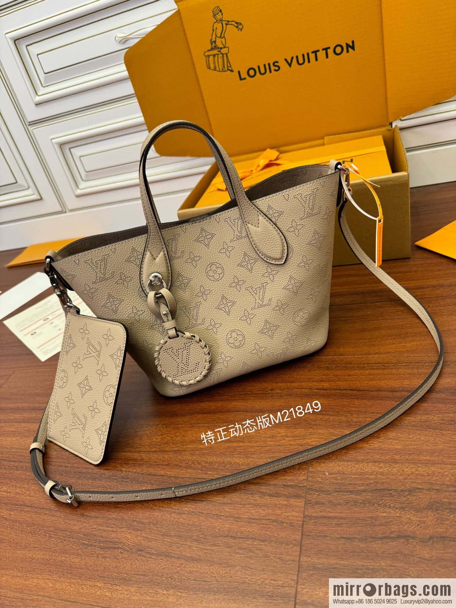 LV M21849 BLOSSOM Small handbag