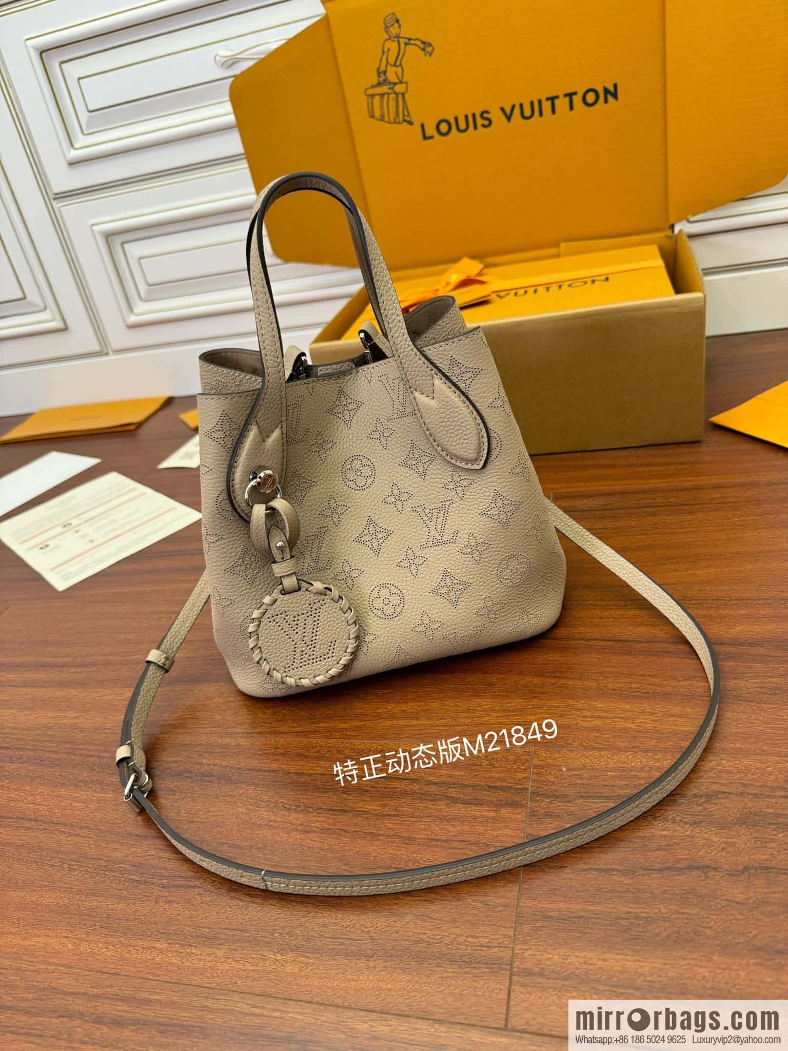 LV M21849 BLOSSOM Small handbag