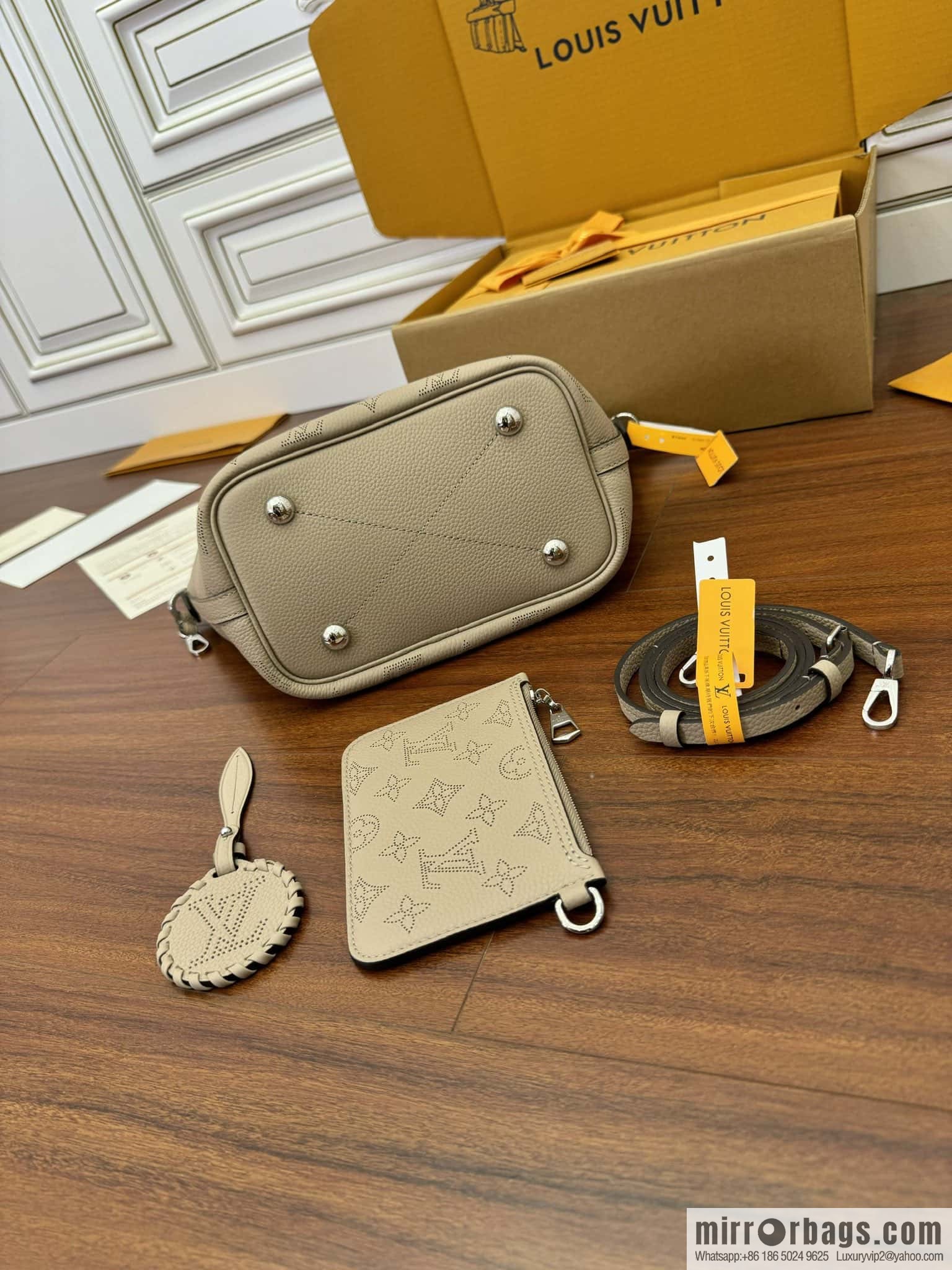 LV M21849 BLOSSOM Small handbag