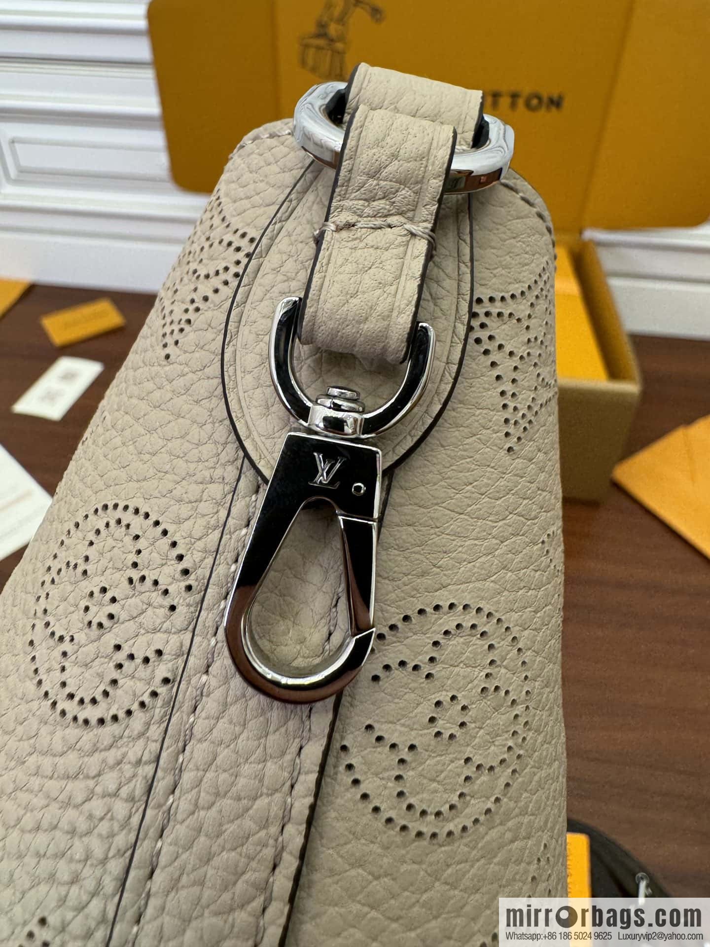 LV M21849 BLOSSOM Small handbag