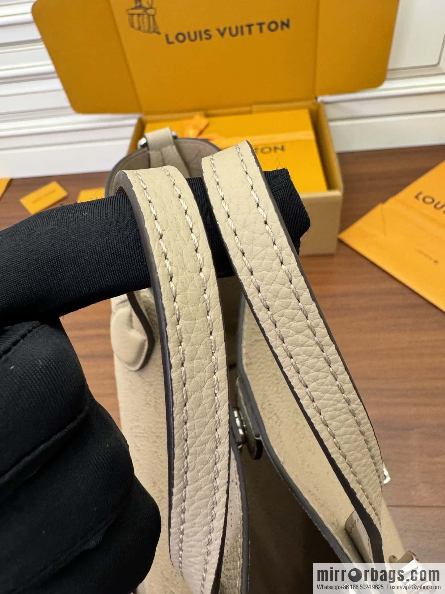 LV M21849 BLOSSOM Small handbag