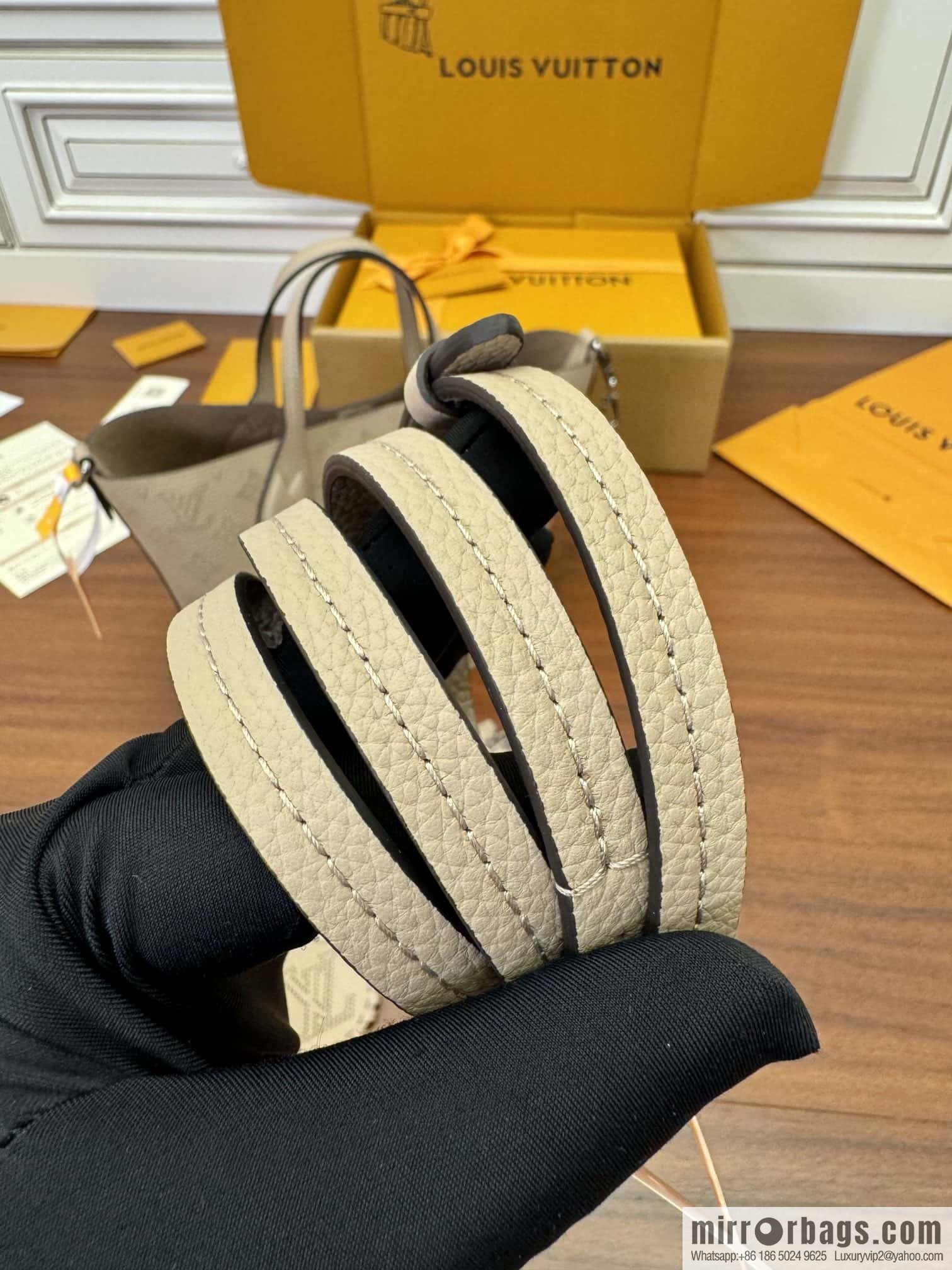 LV M21849 BLOSSOM Small handbag