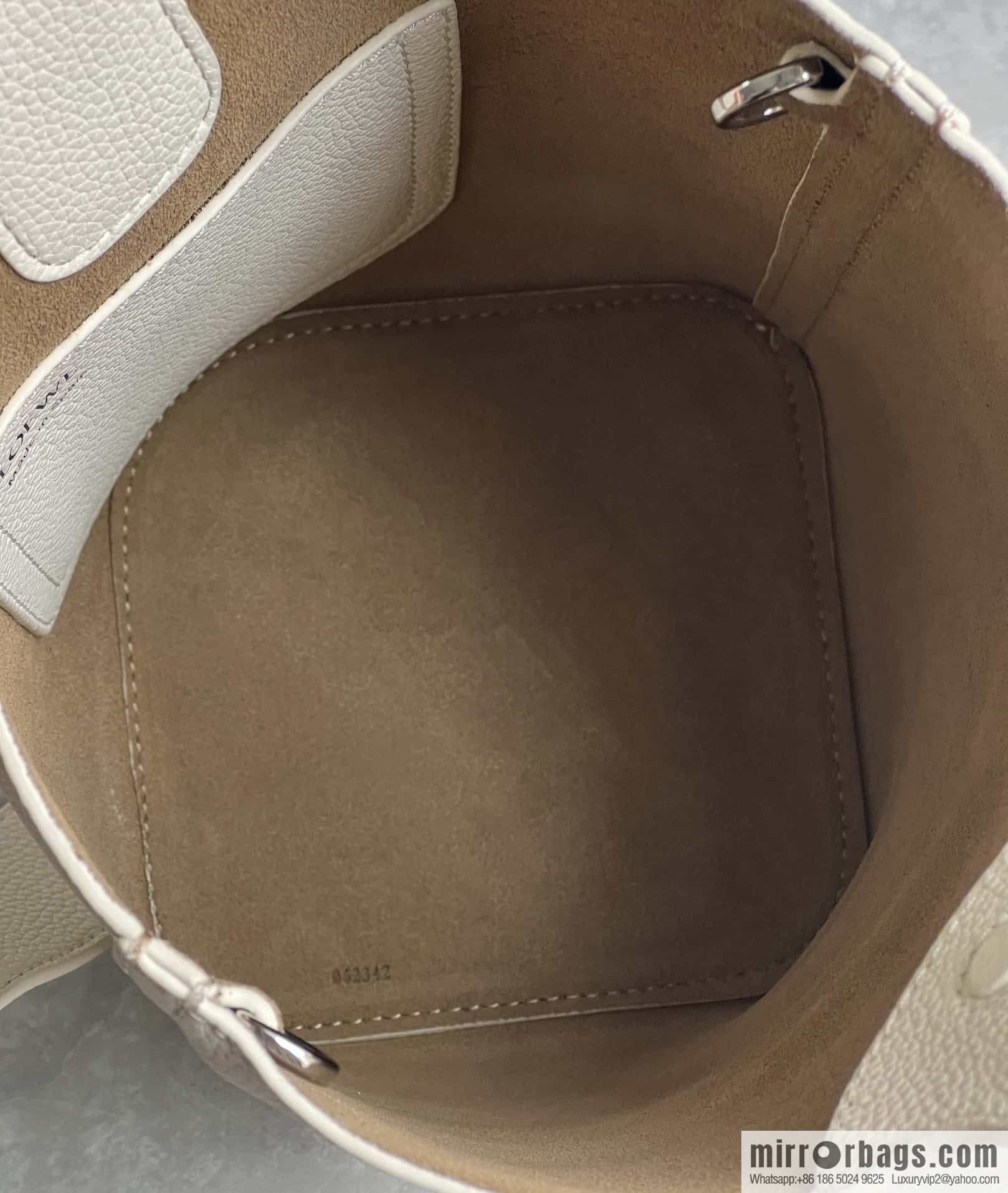 LOEWE latest 𝑷𝒆𝒃𝒃𝒍𝒆 bucket bag 0705 lychee pattern white