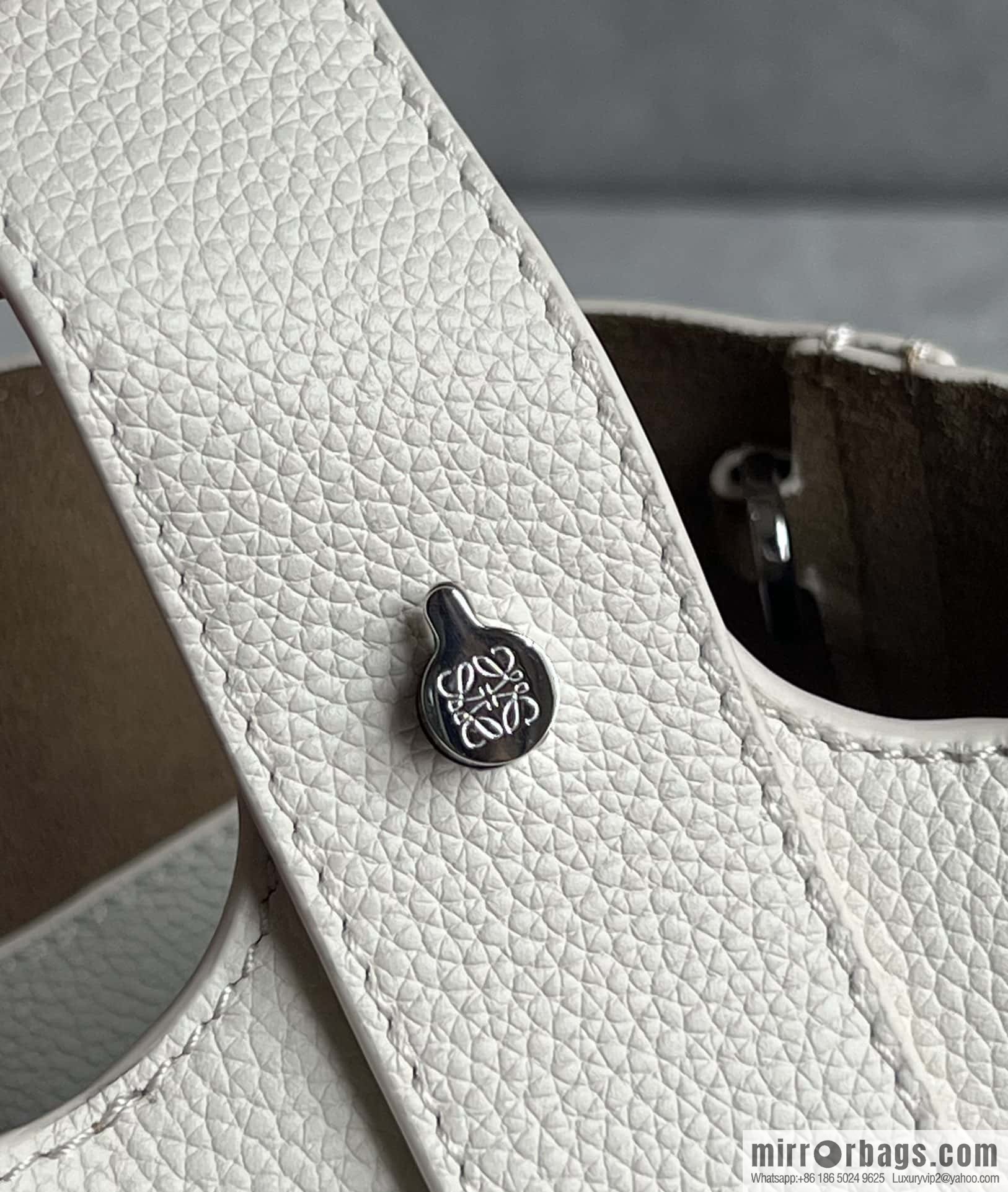 LOEWE latest 𝑷𝒆𝒃𝒃𝒍𝒆 bucket bag 0705 lychee pattern white
