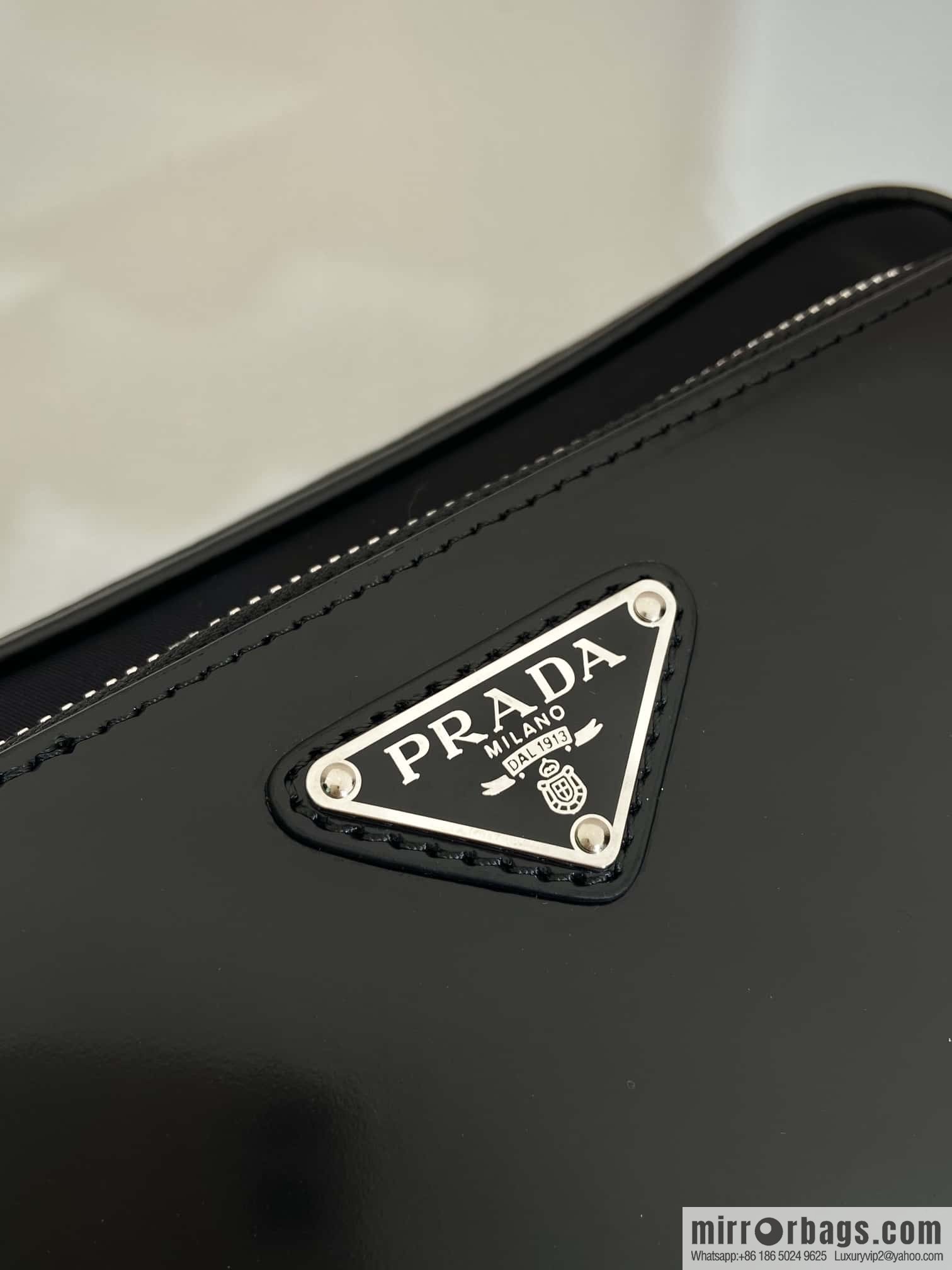 PRADA 🎉 new men's handbag 🎉 2VF041