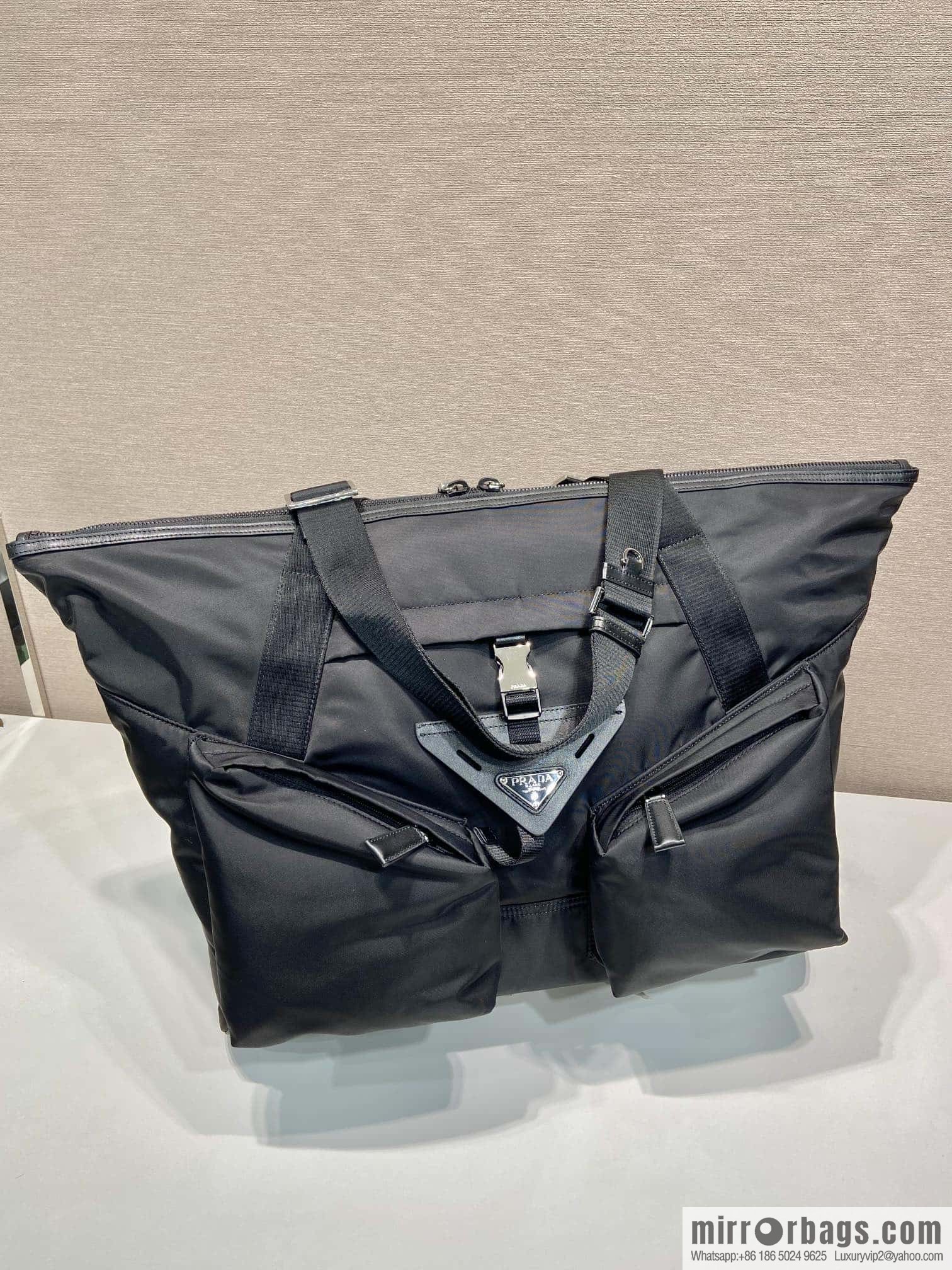 PRADA 🎉 travel bag 🎉 2VC040