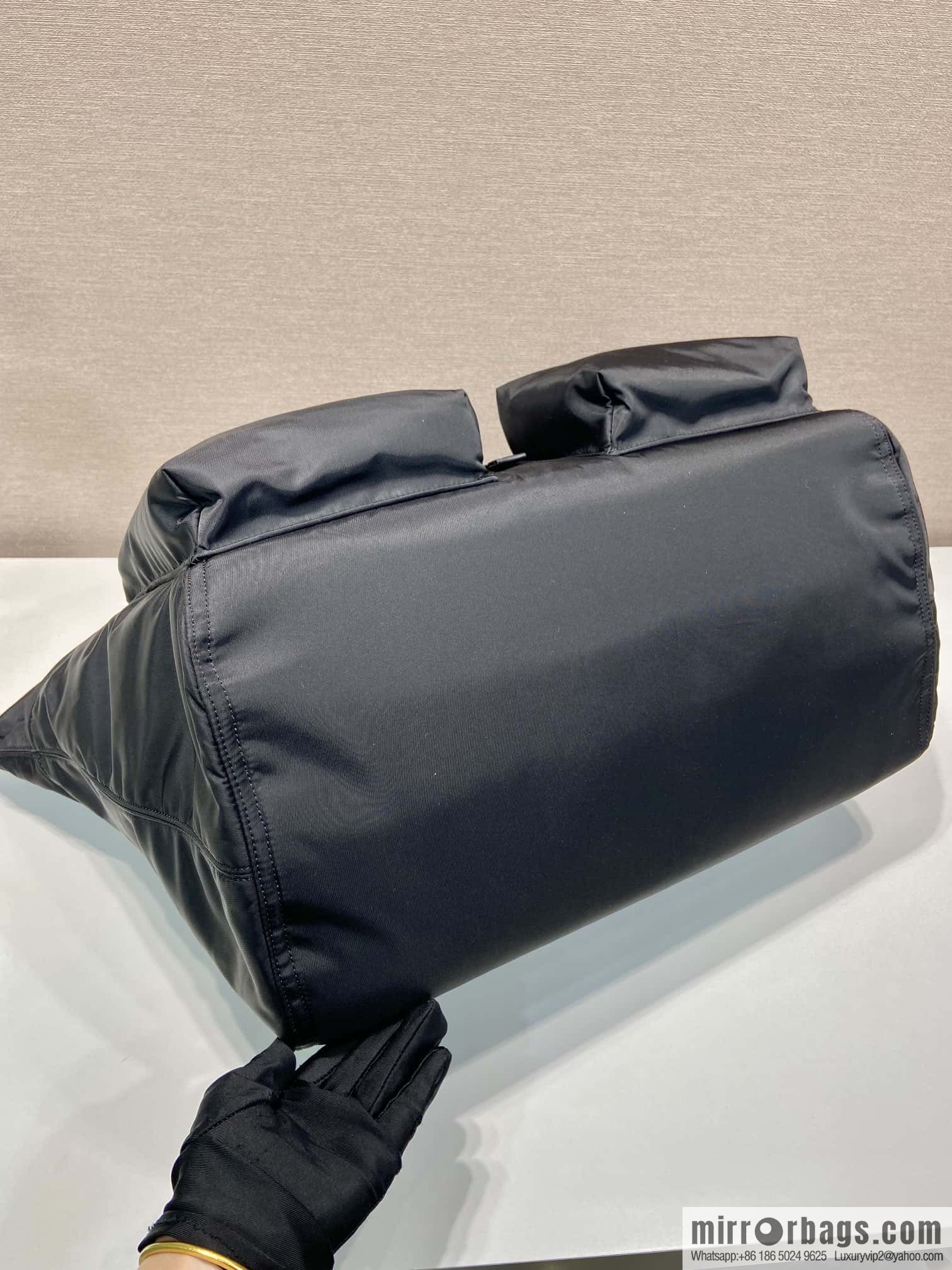 PRADA 🎉 travel bag 🎉 2VC040