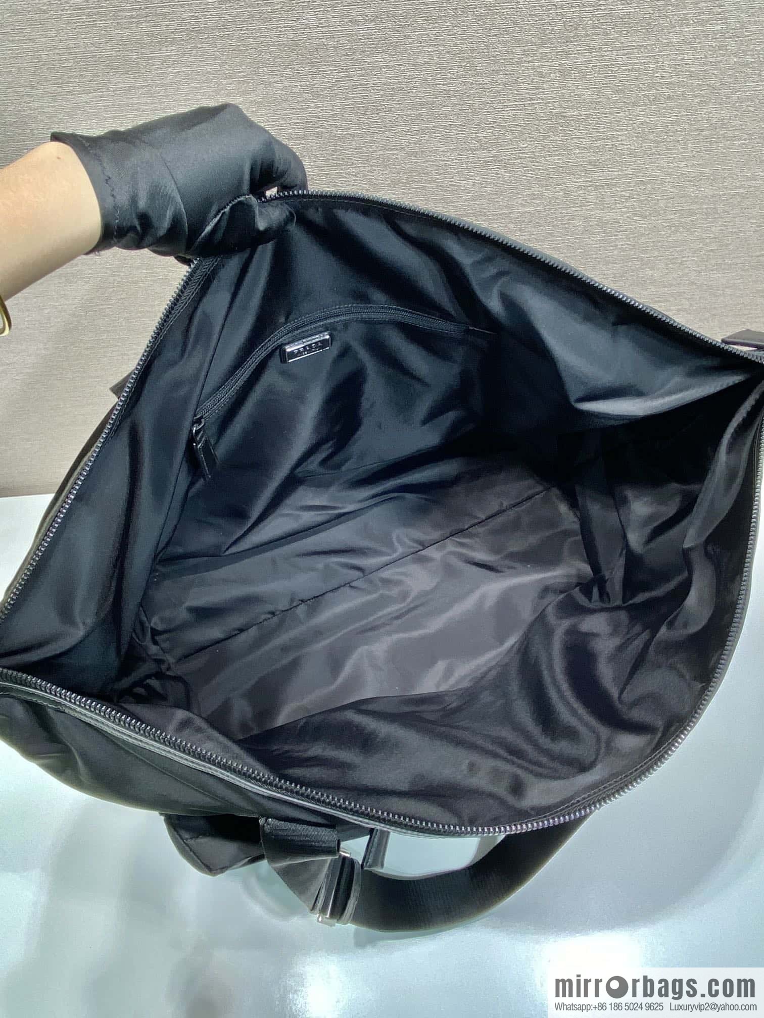 PRADA 🎉 travel bag 🎉 2VC040