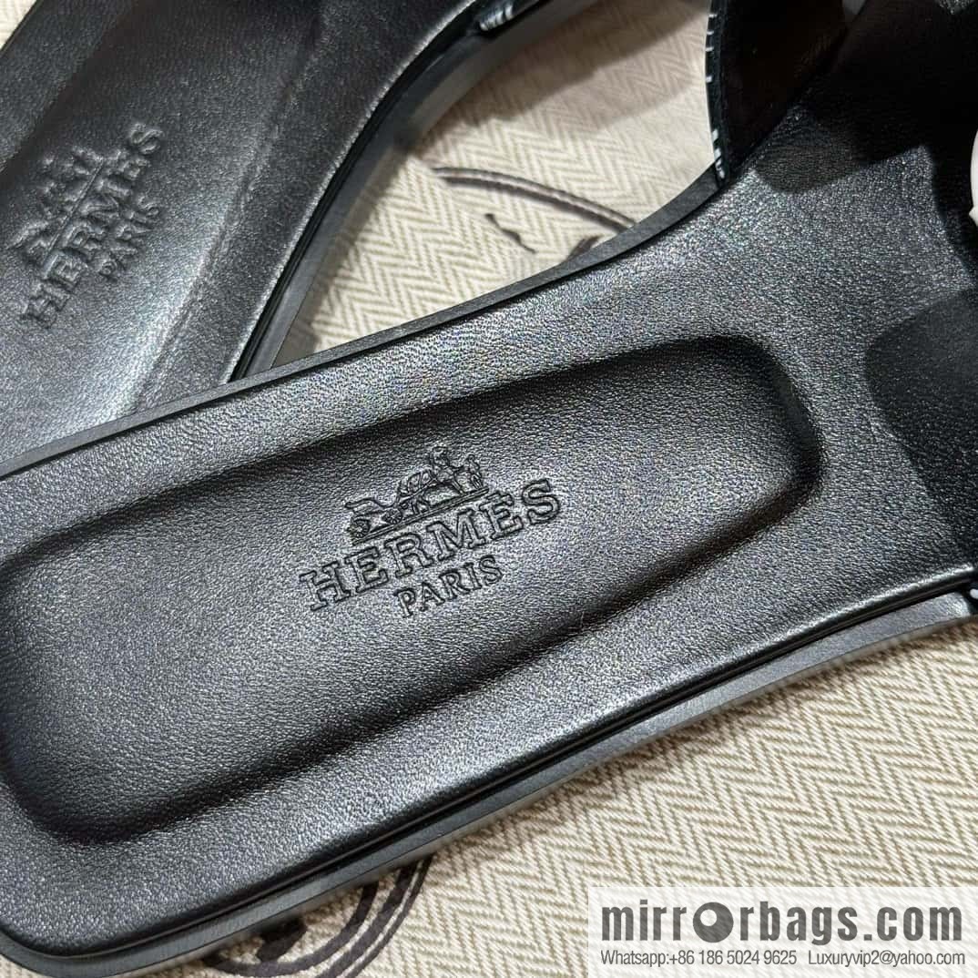 Hermès H's new printed slippers