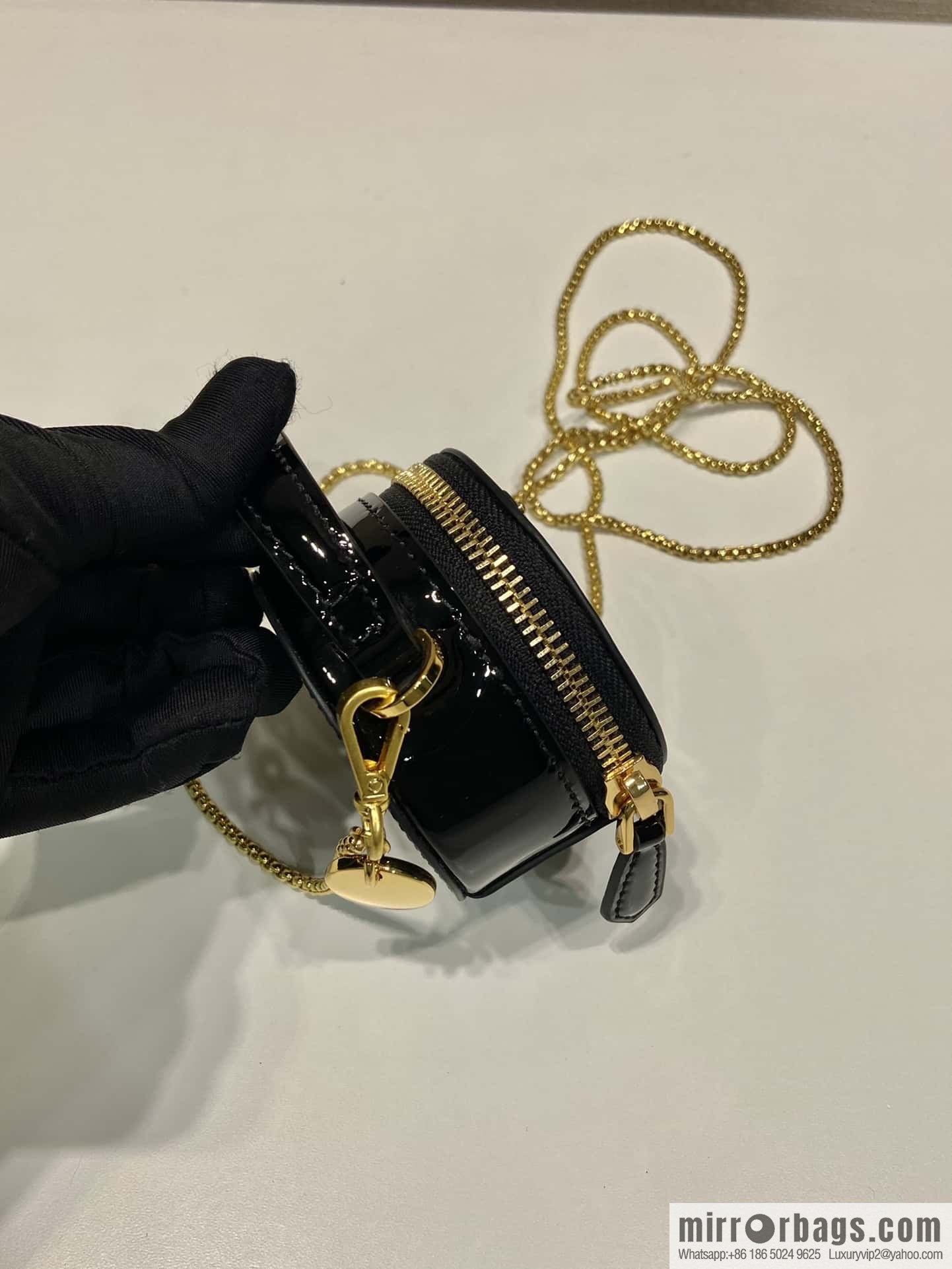 PRADA 🎉 patent leather small round bag 🎉 1NR023 🎉🎉 black